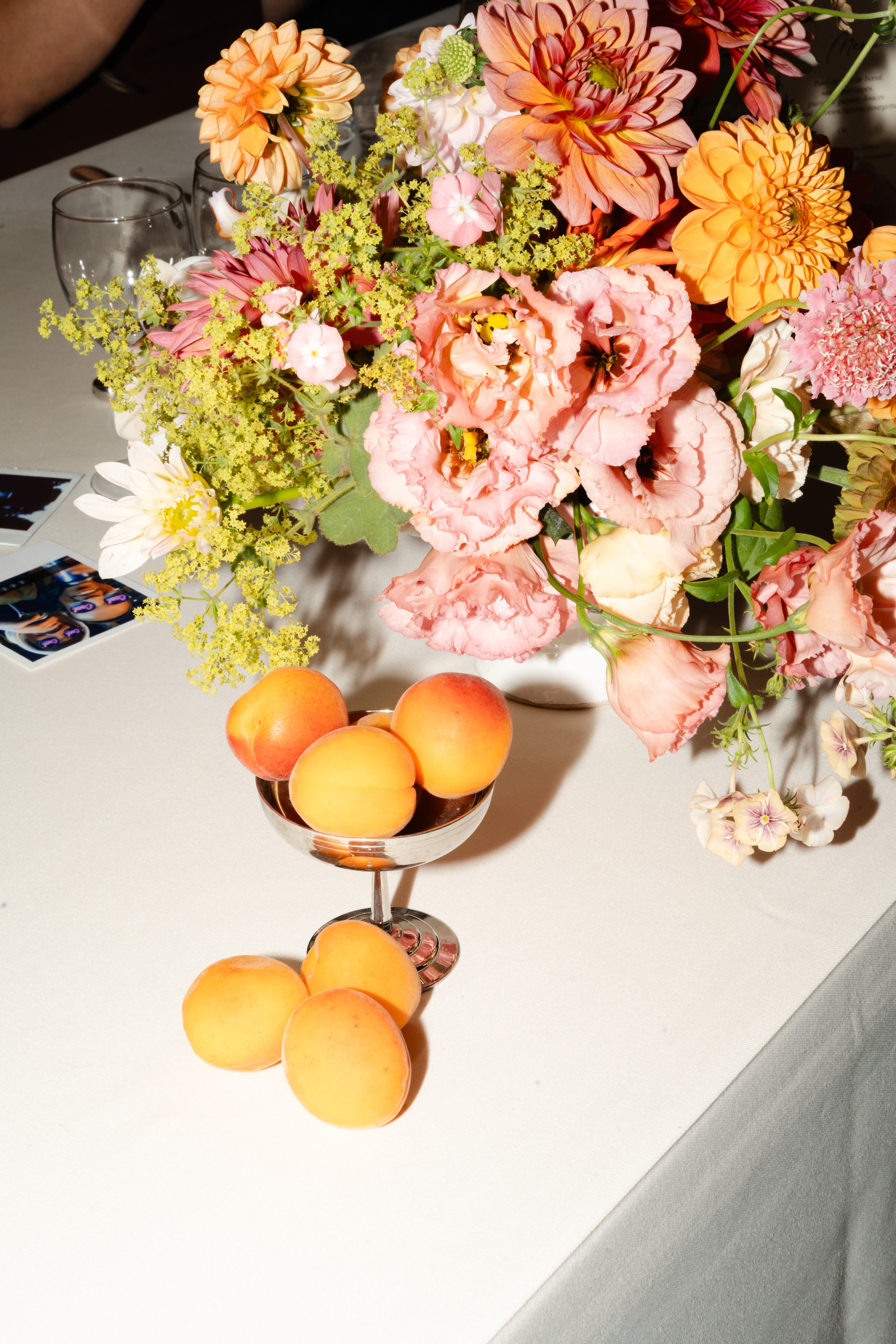 mariés alexine et ismael composition florale domaine du petit varennes