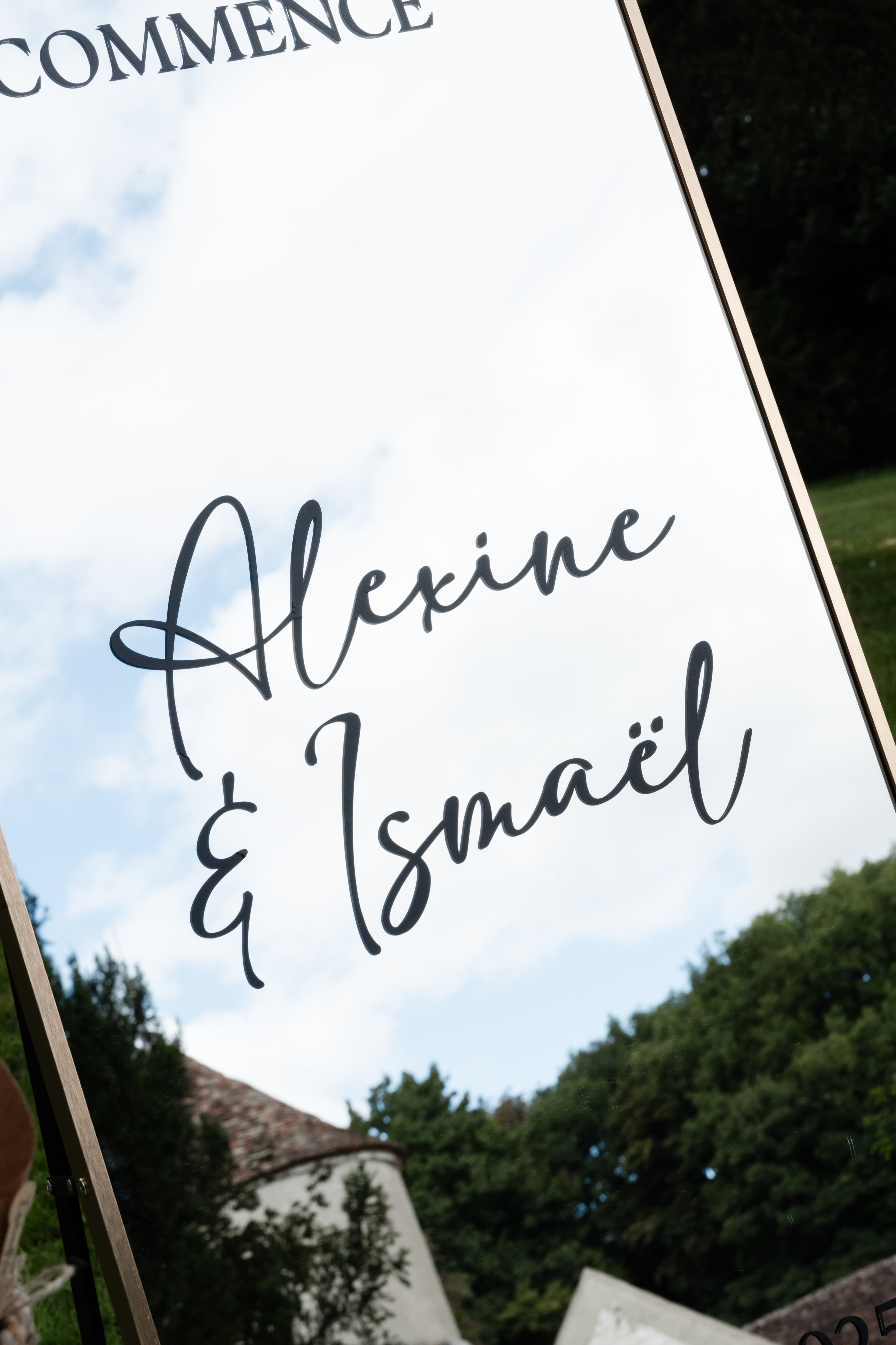 mariés alexine et ismael miroir d'accueil de la cérémonie laïque au domaine du petit varennes