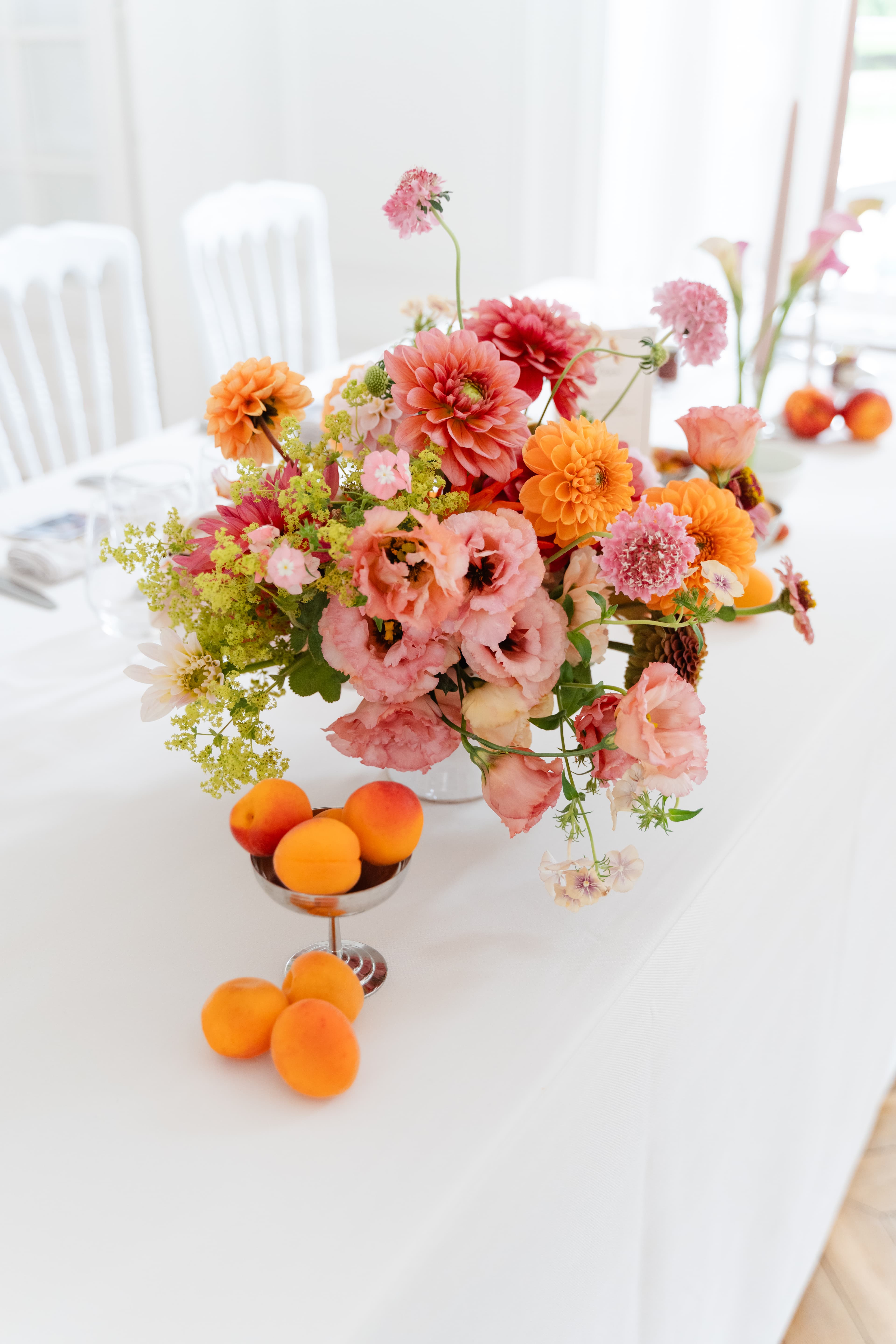 mariés alexine et ismael composition florale décoration de table des mariés domaine du petit varennes