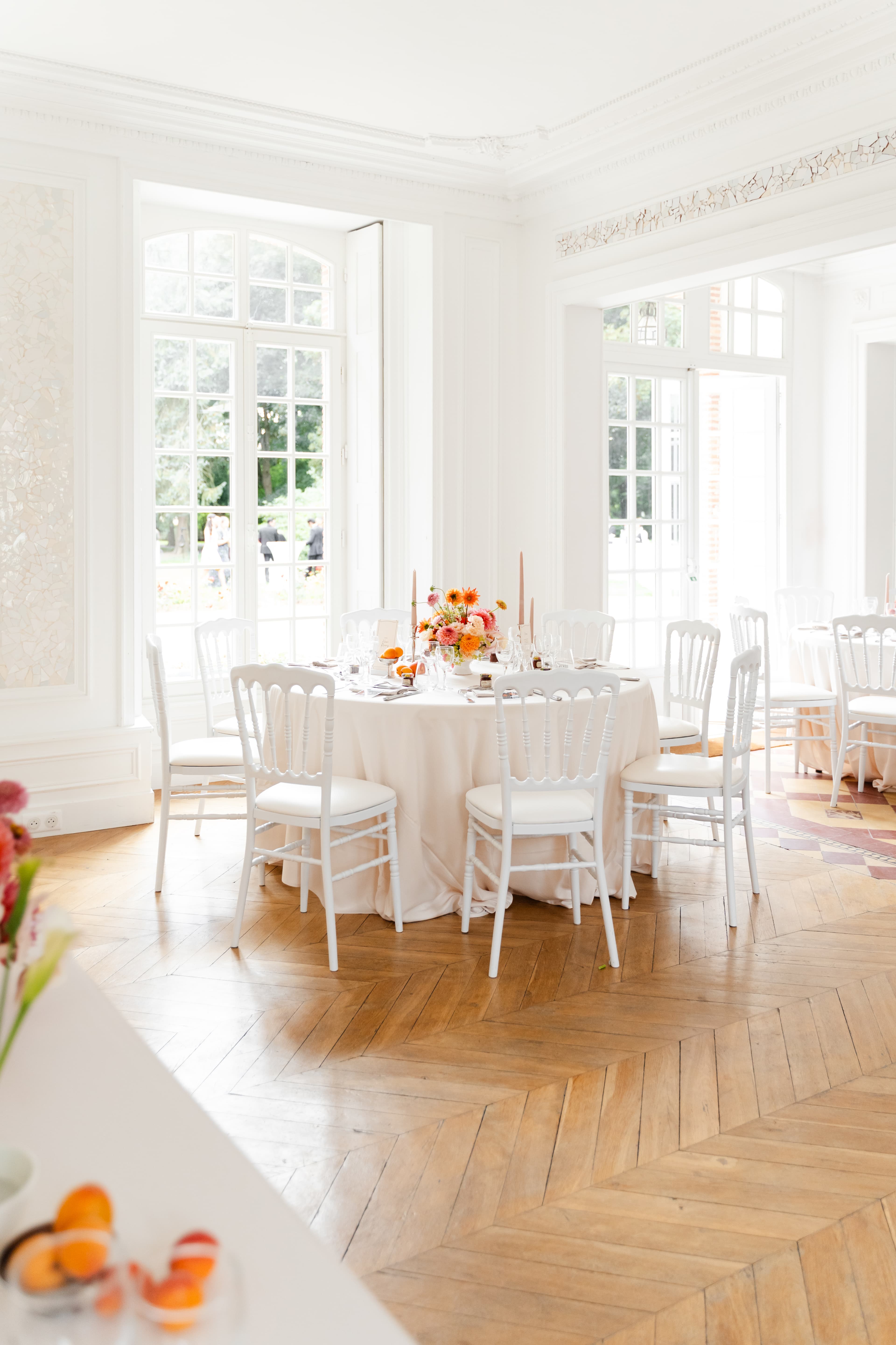 mariés alexine et ismael composition florale décoration de table domaine du petit varennes