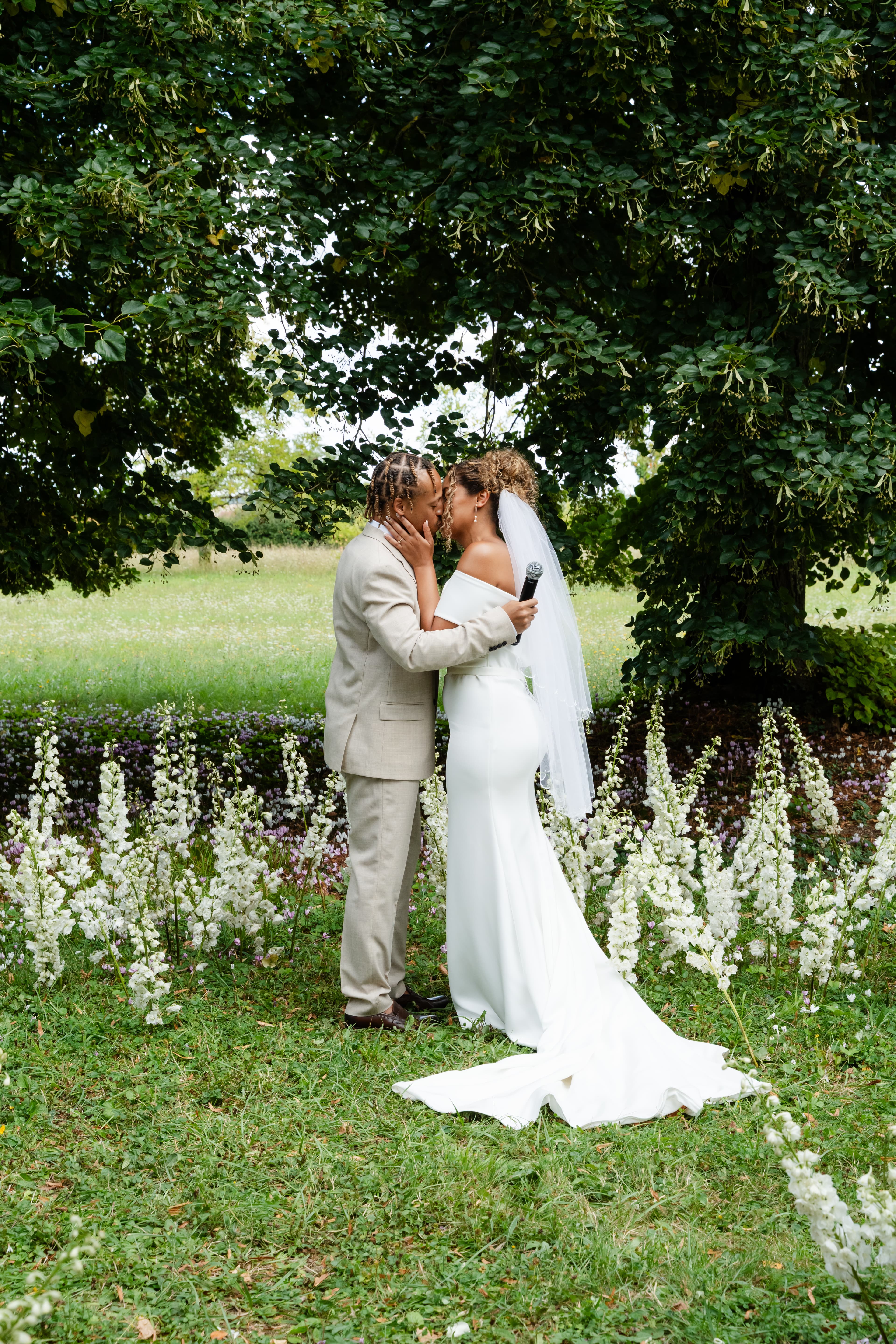 mariés alexine et ismael s'embrassant lors de la cérémonie laïque au domaine du petit varennes