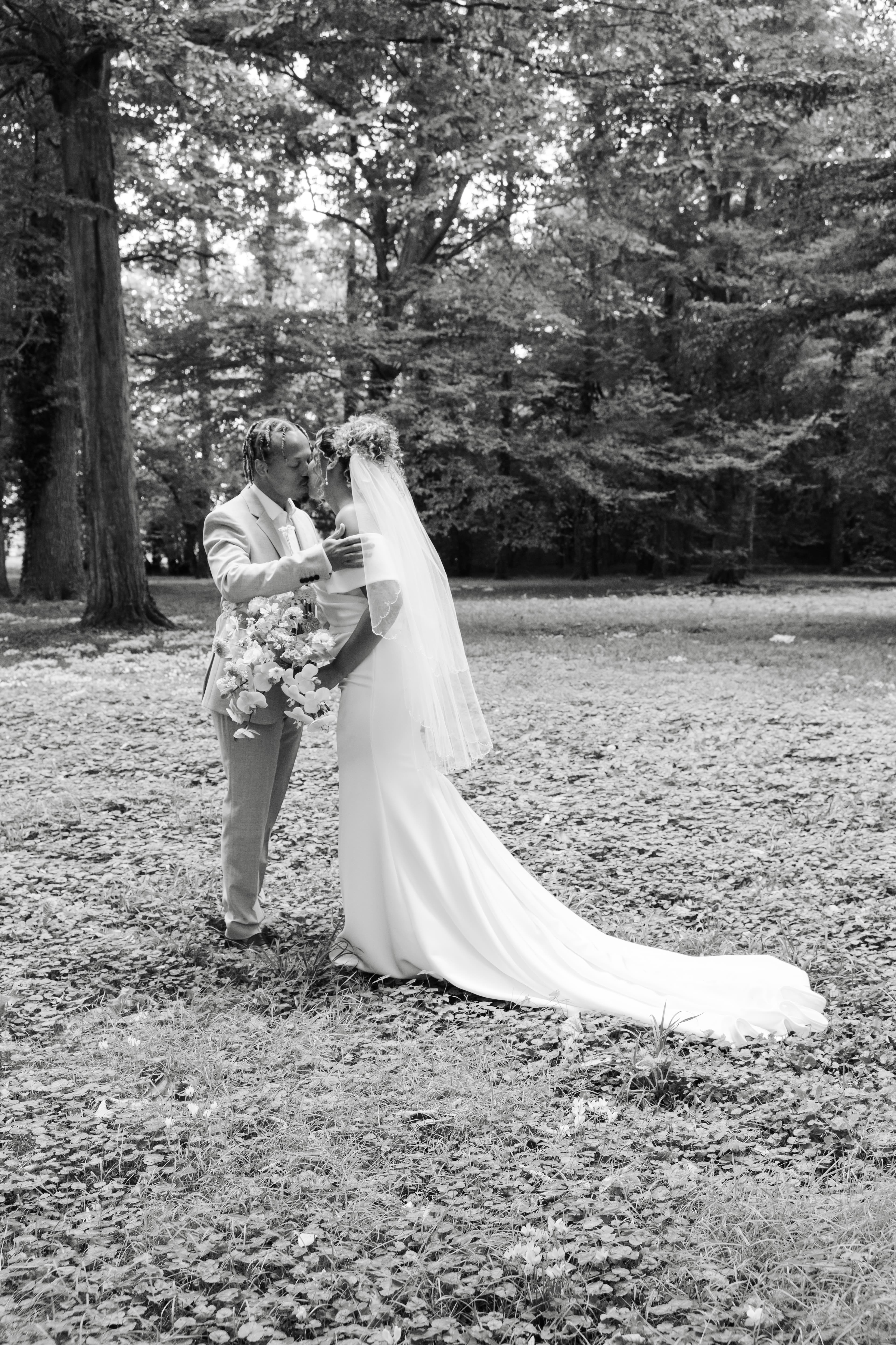 mariés alexine et ismael s'embrassant lors de la cérémonie laïque au domaine du petit varennes
