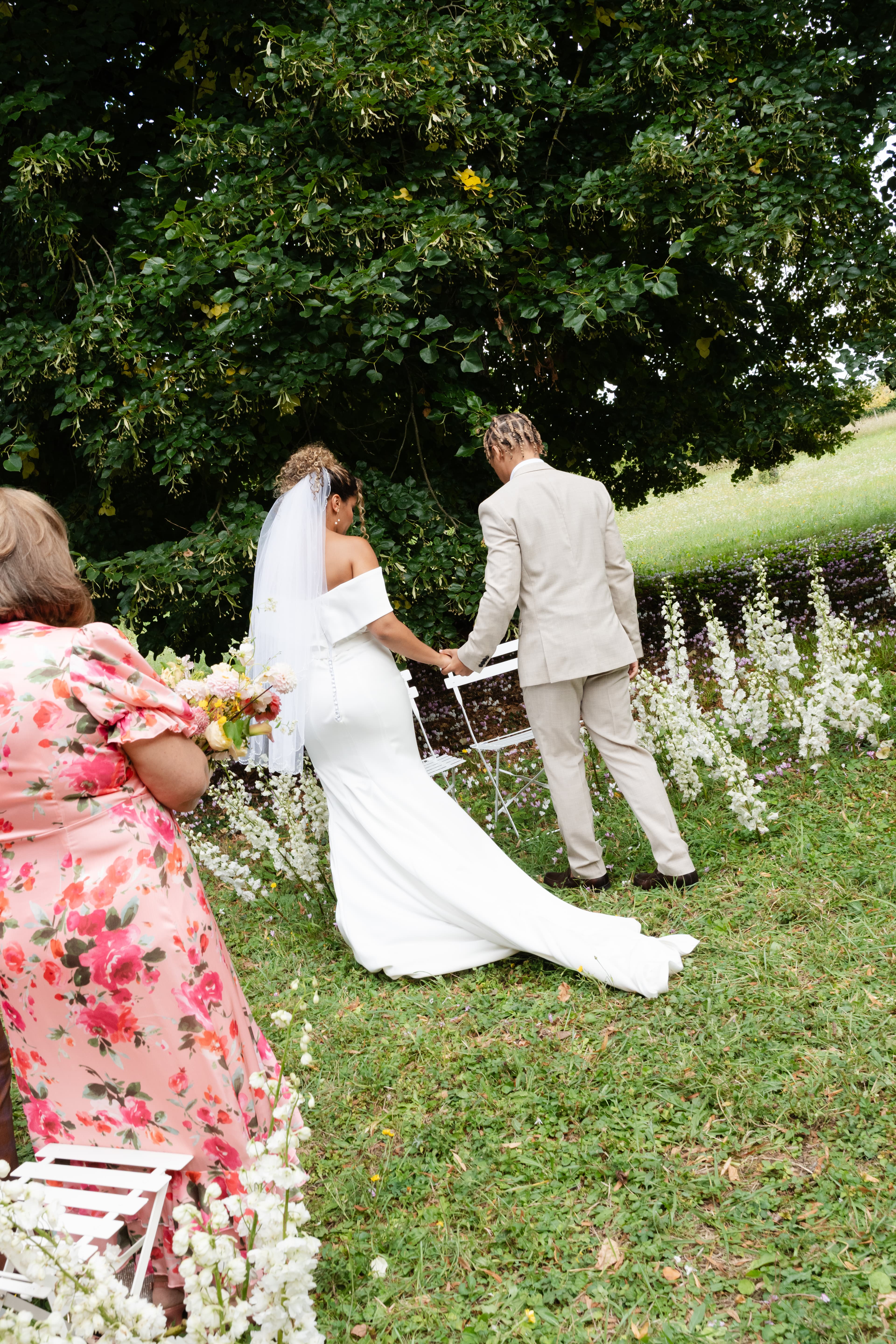 mariés alexine et ismael arrivée lors de la cérémonie laïque au domaine du petit varennes