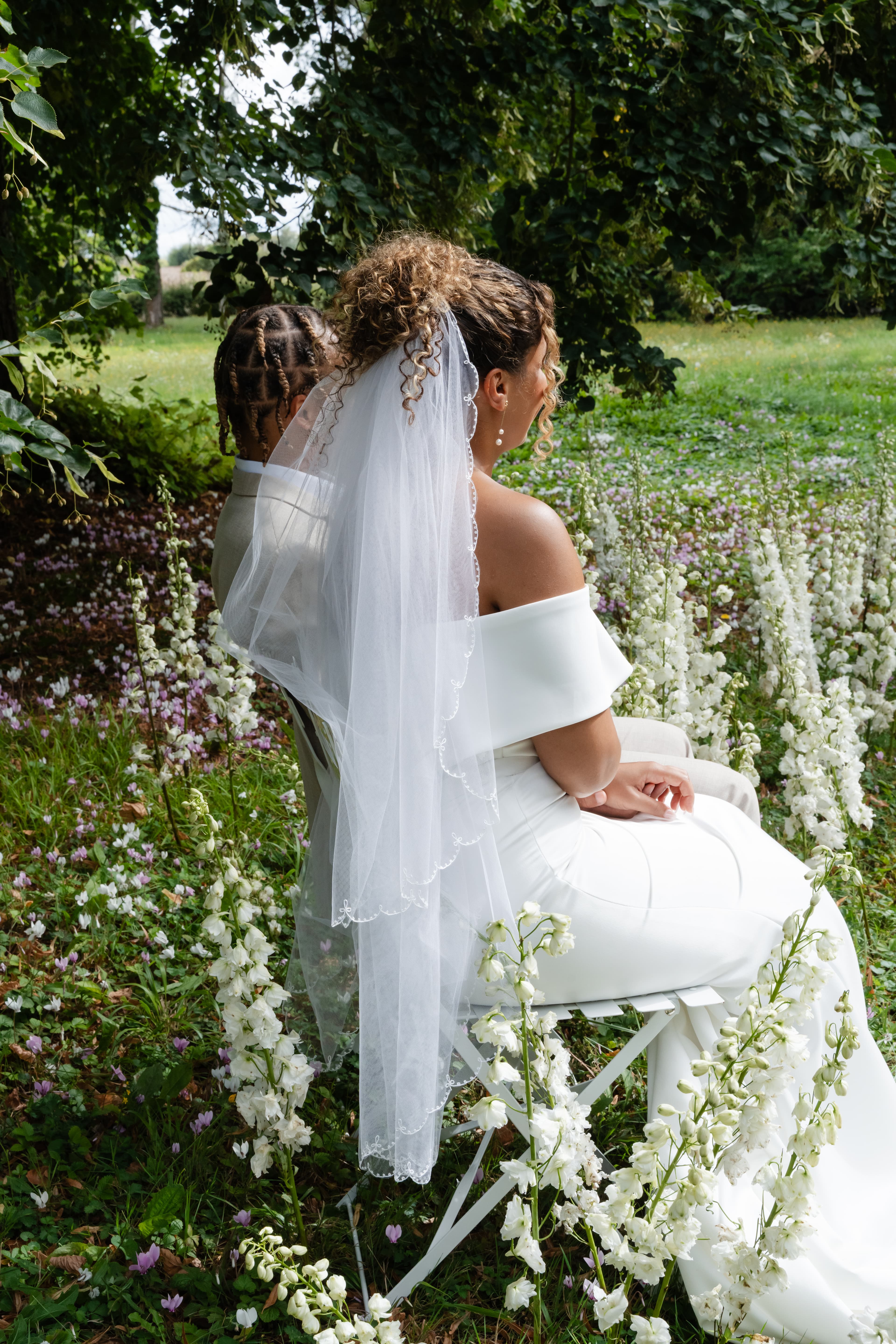 mariés alexine et ismael pendant lors de la cérémonie laïque au domaine du petit varennes