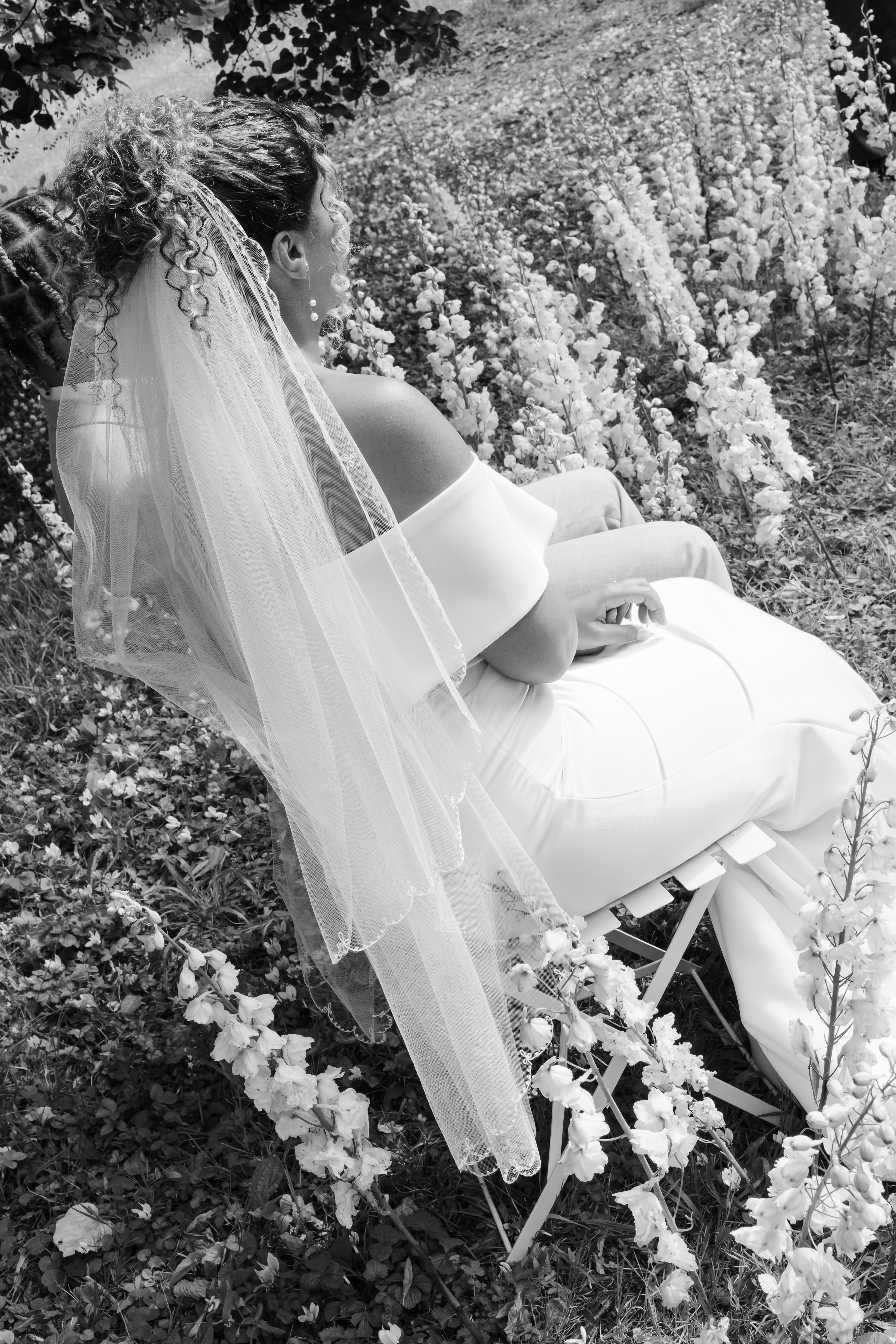 mariés alexine et ismael en noir et blanc pendant lors de la cérémonie laïque au domaine du petit varennes