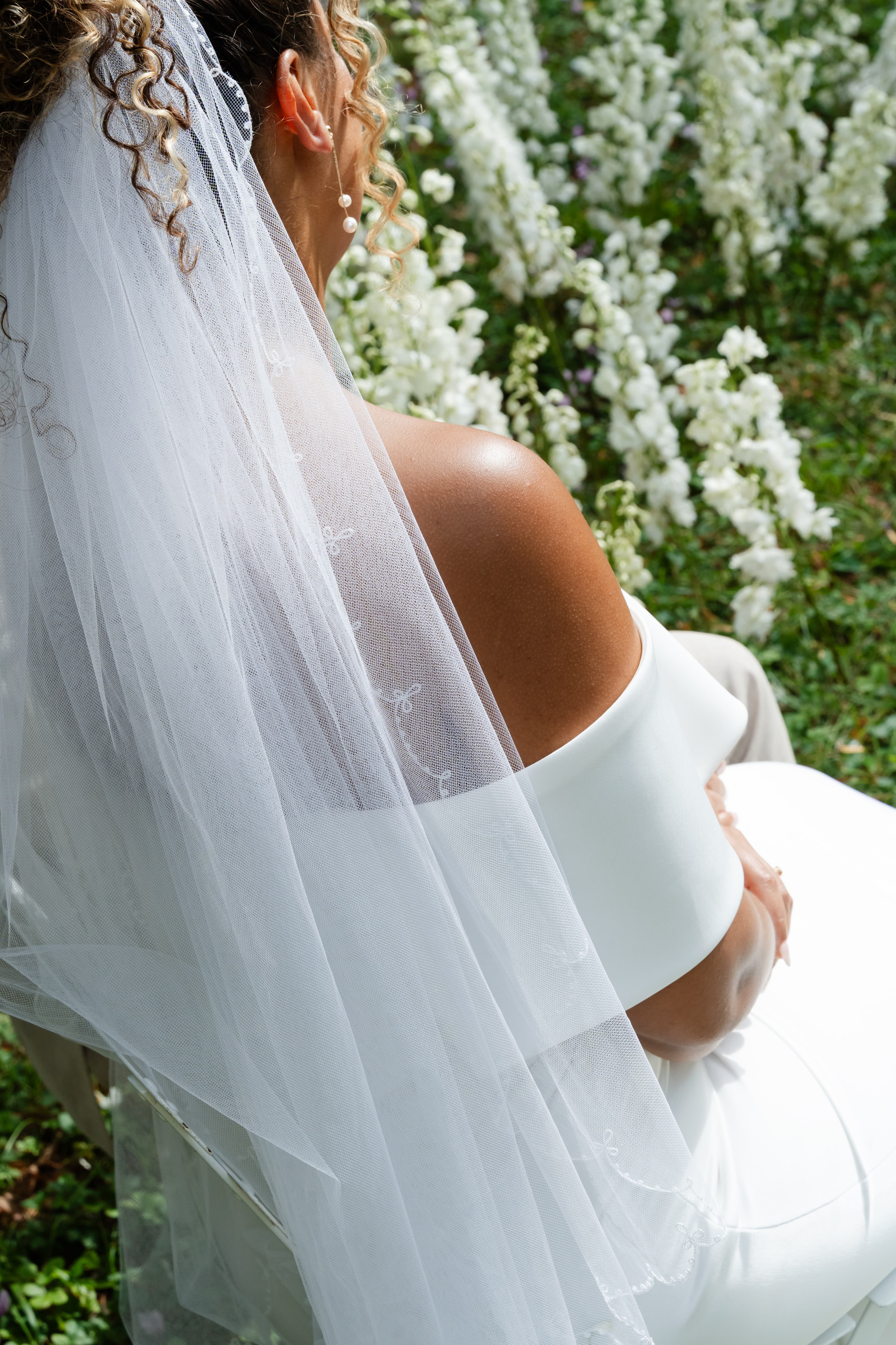 mariés alexine robe de mariée et voile lors de la cérémonie laïque au domaine du petit varennes