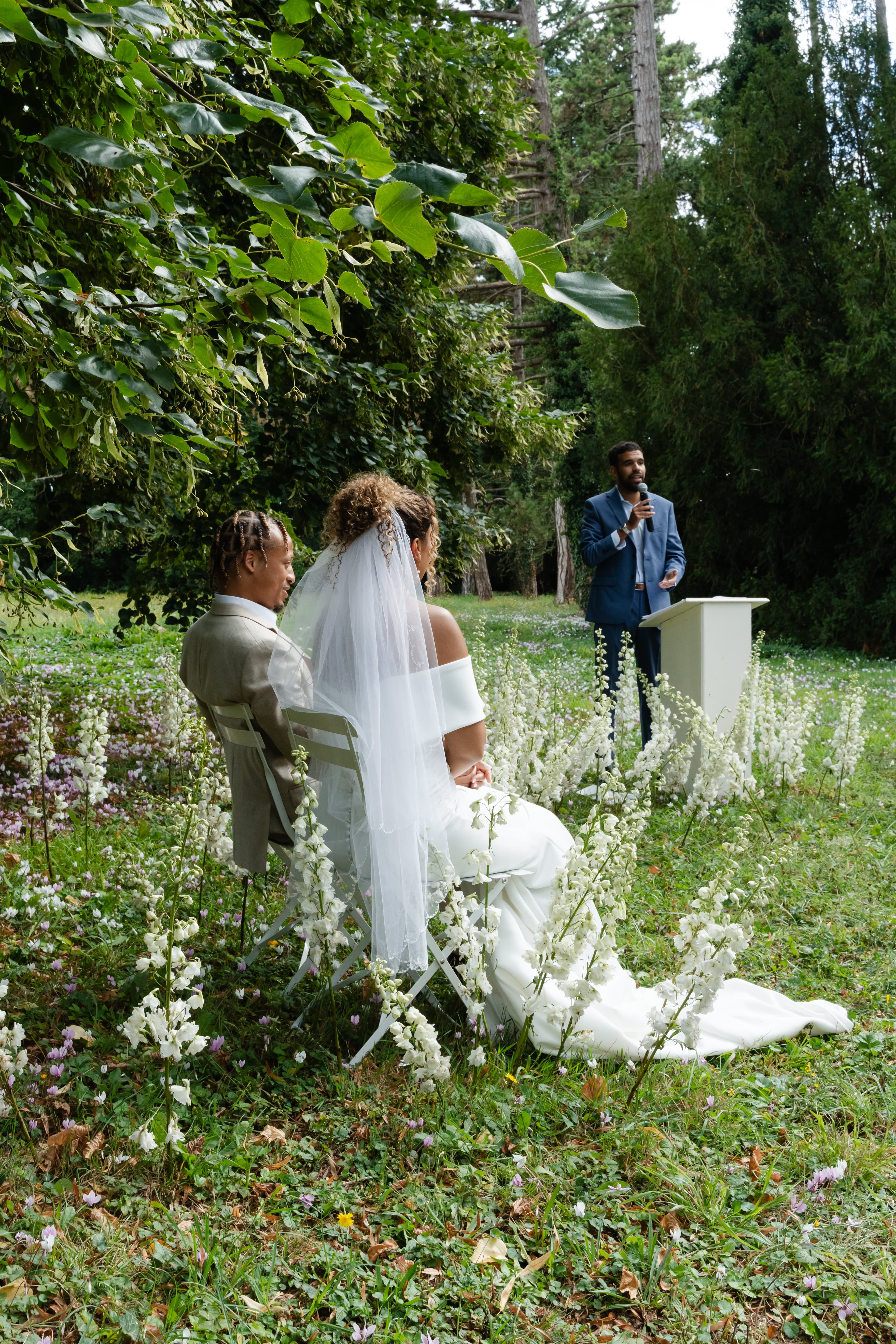 mariés alexine et ismael officiant lors de la cérémonie laïque au domaine du petit varennes