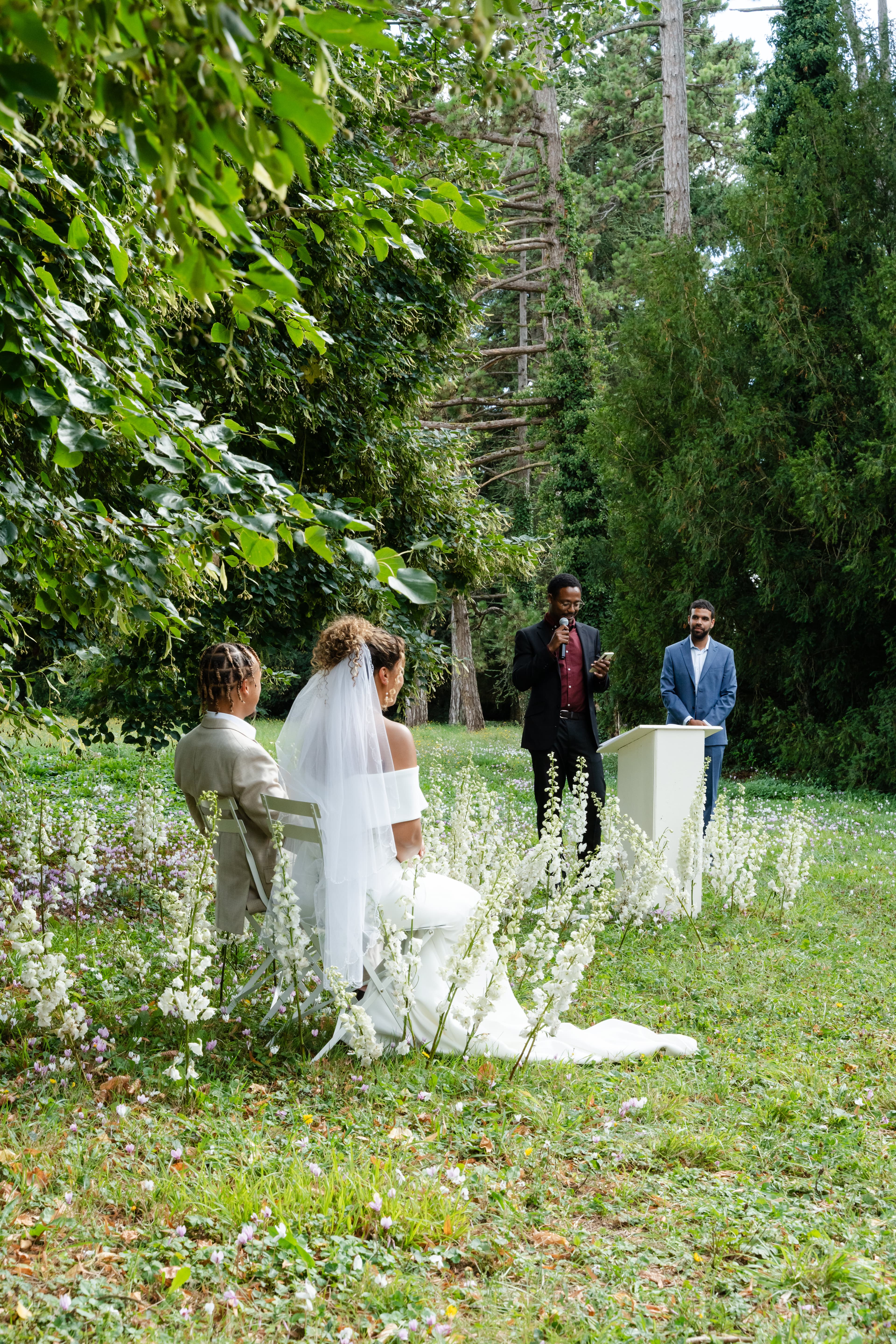 mariés alexine et ismael intervention invité lors de la cérémonie laïque au domaine du petit varennes
