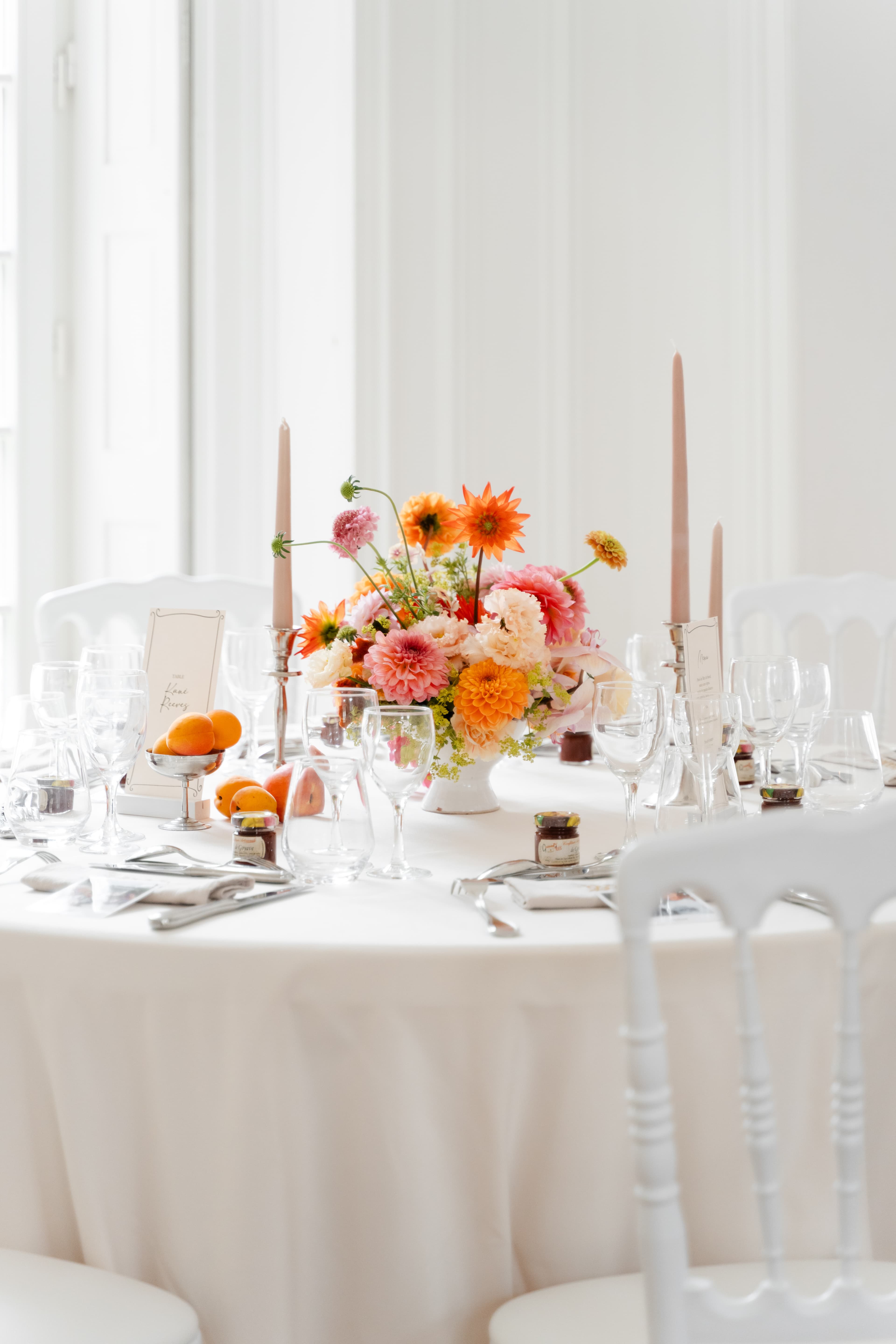 mariés alexine et ismael détail de la décoration de table domaine du petit varennes