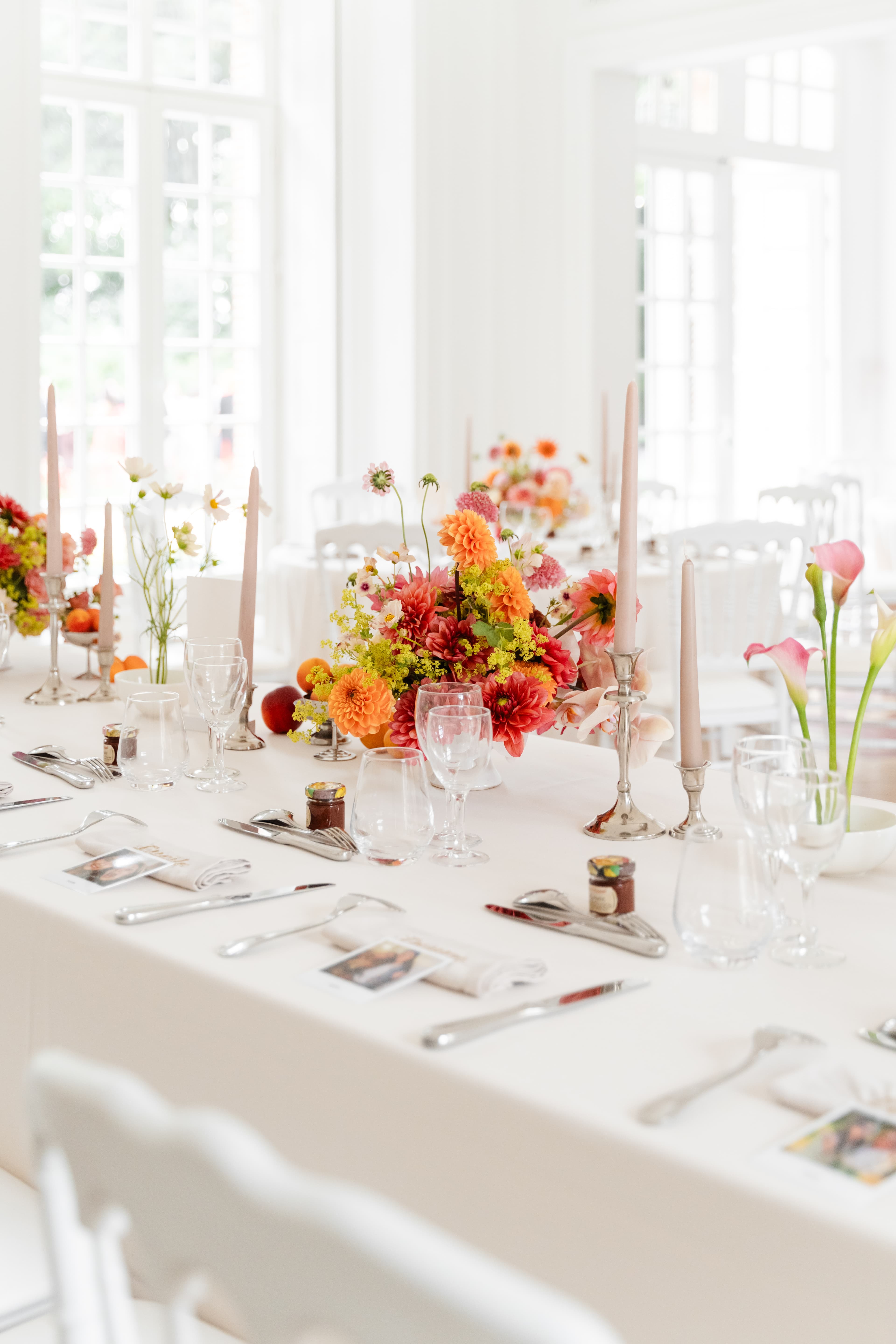 mariés alexine et ismael détail de la décoration de table des mariés domaine du petit varennes