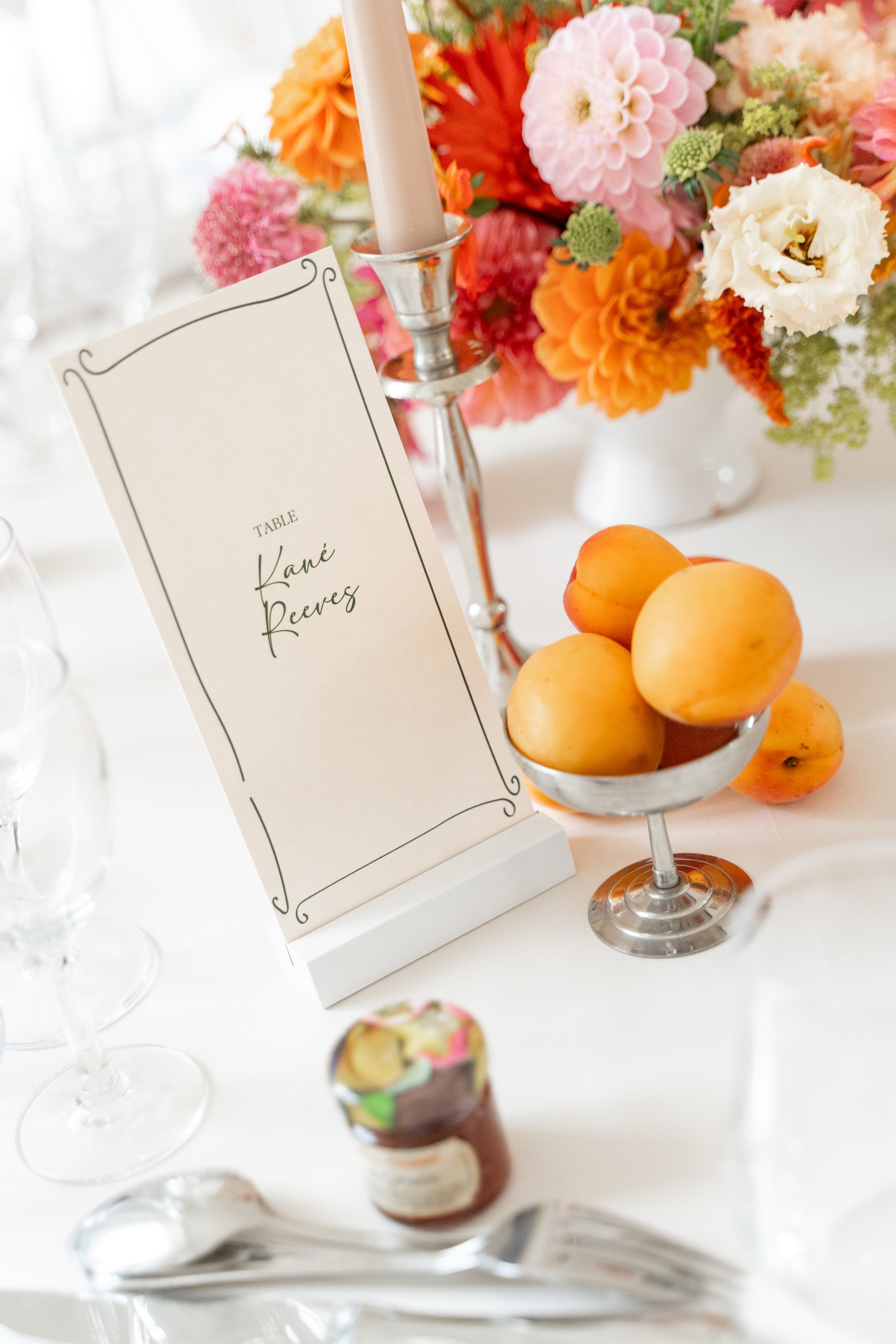 mariés alexine et ismael détail de la décoration de table des mariés domaine du petit varennes