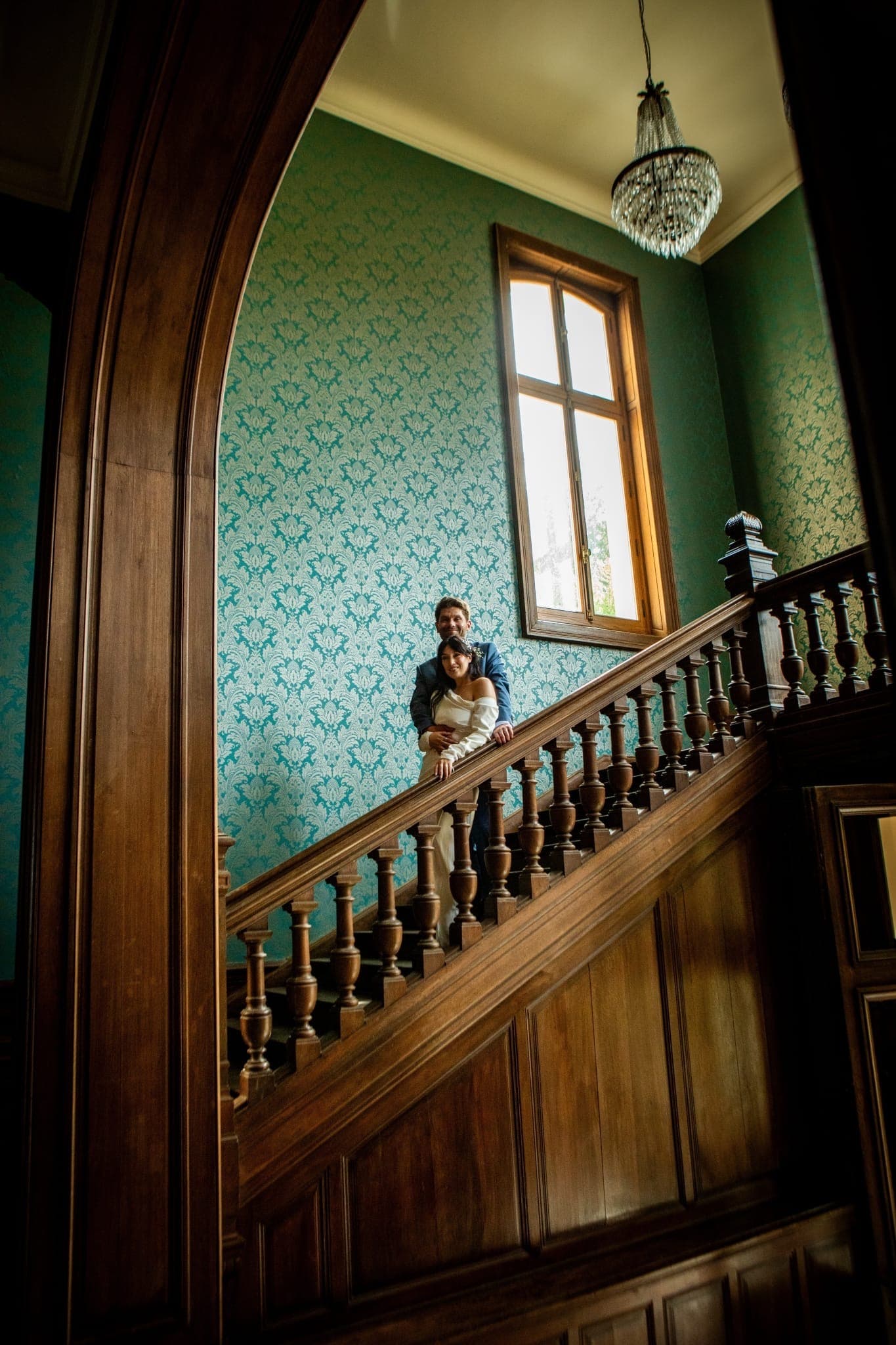 mariés anaïs et jules portrait de couple dans l'escalier du château de chambly