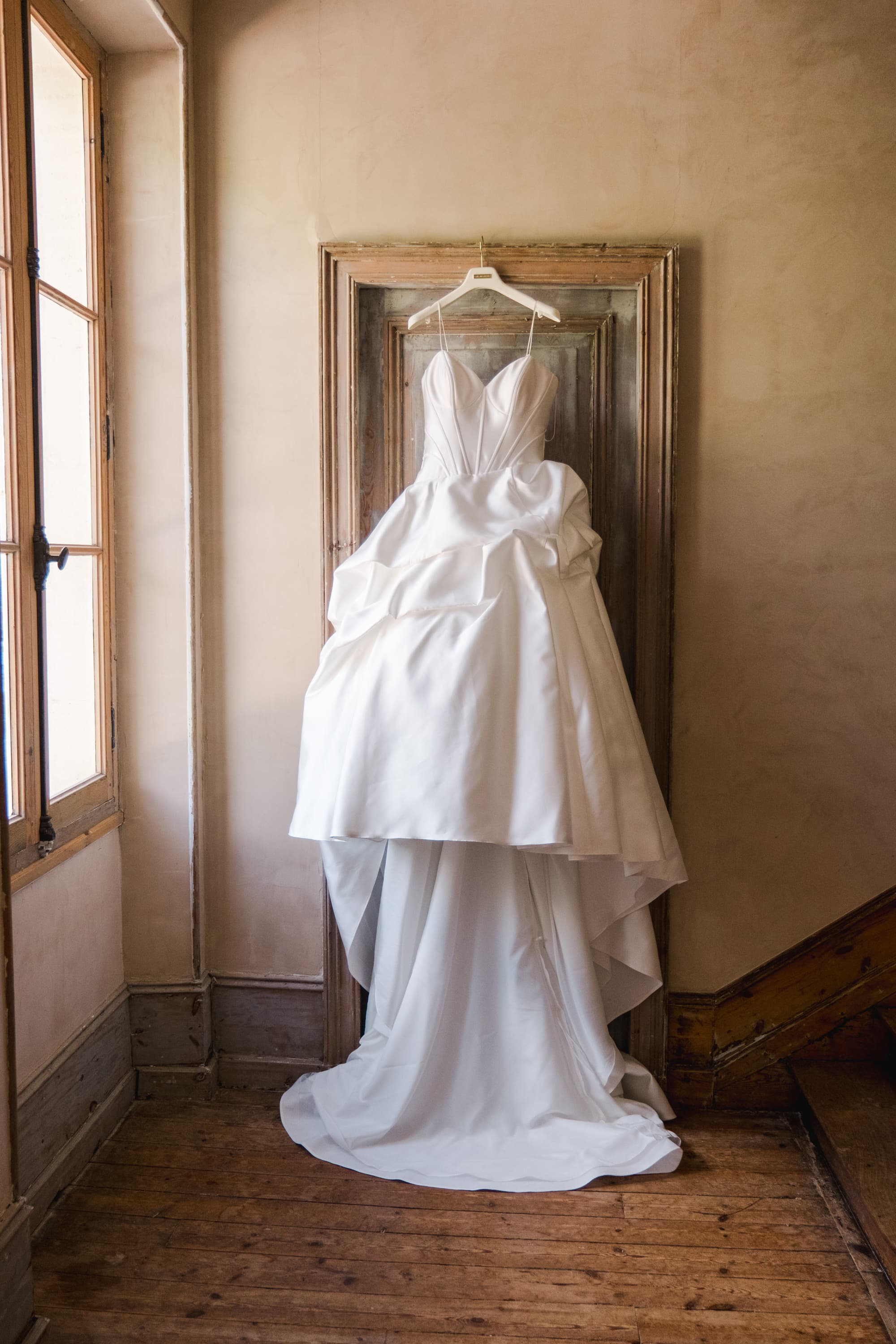 La robe de mariée élégante de Chloé lors d'un mariage haut de gamme à Bordeaux