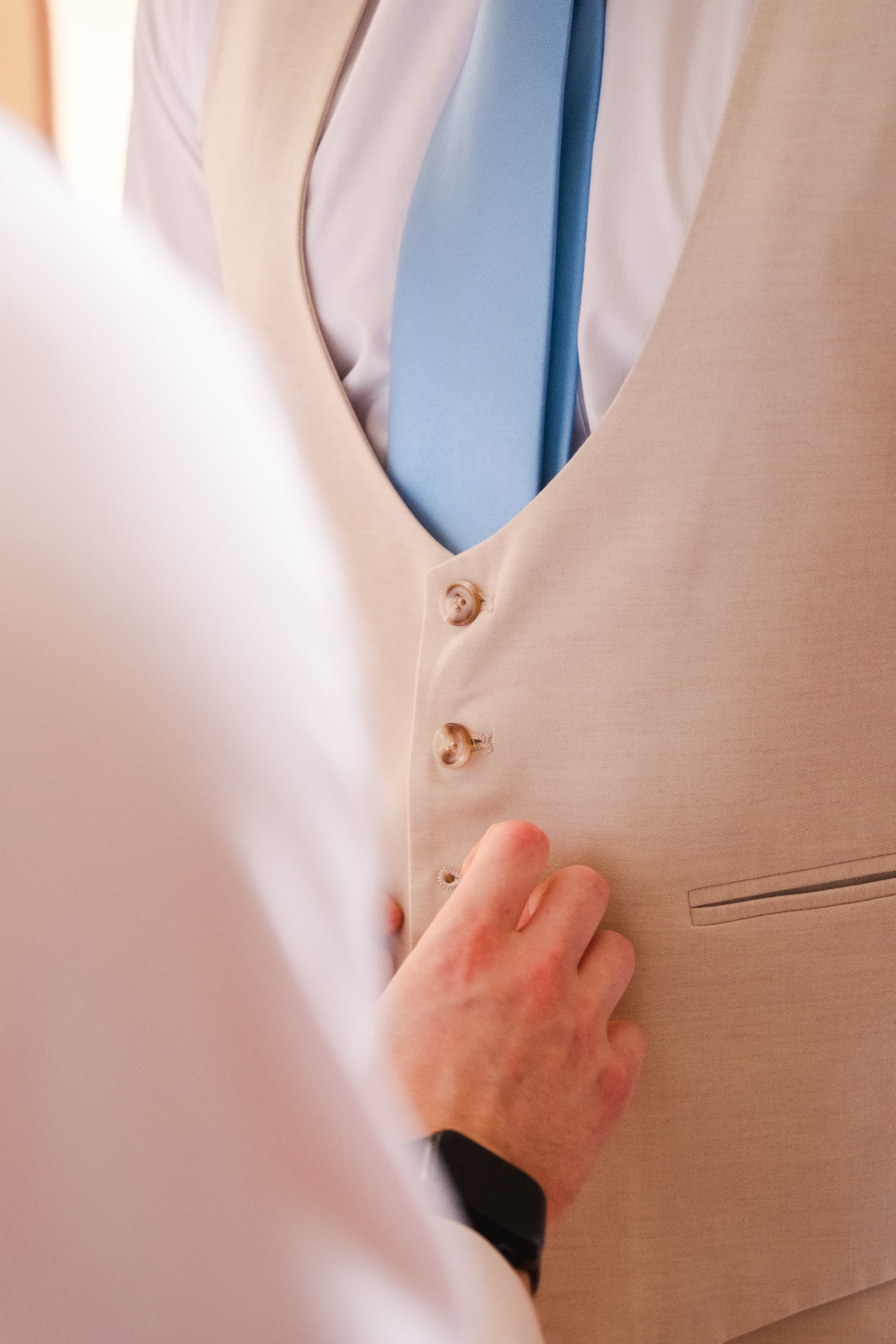 Marié Bradley ajustement du costume au château fengari