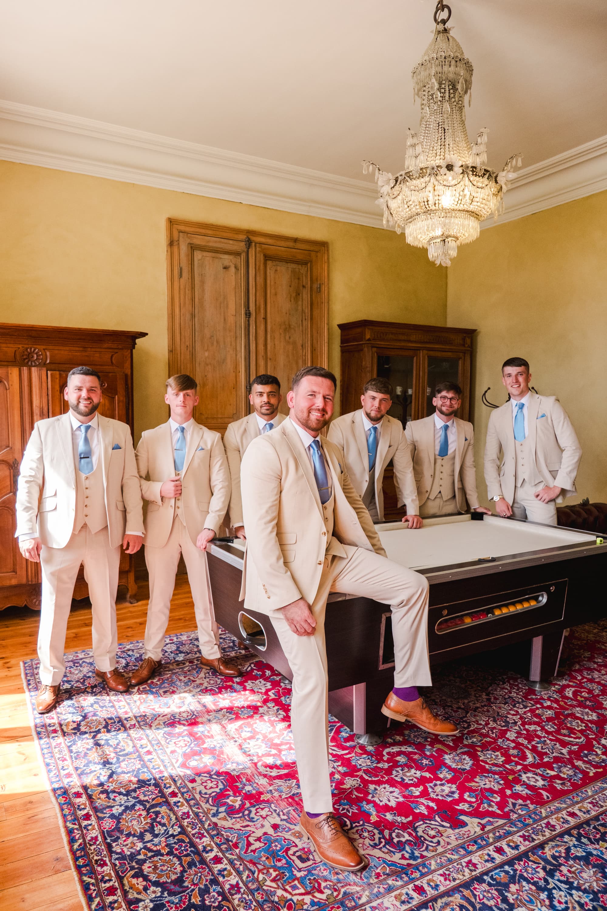 Marié Bradley entouré de ses garçons d'honneur au château fengari