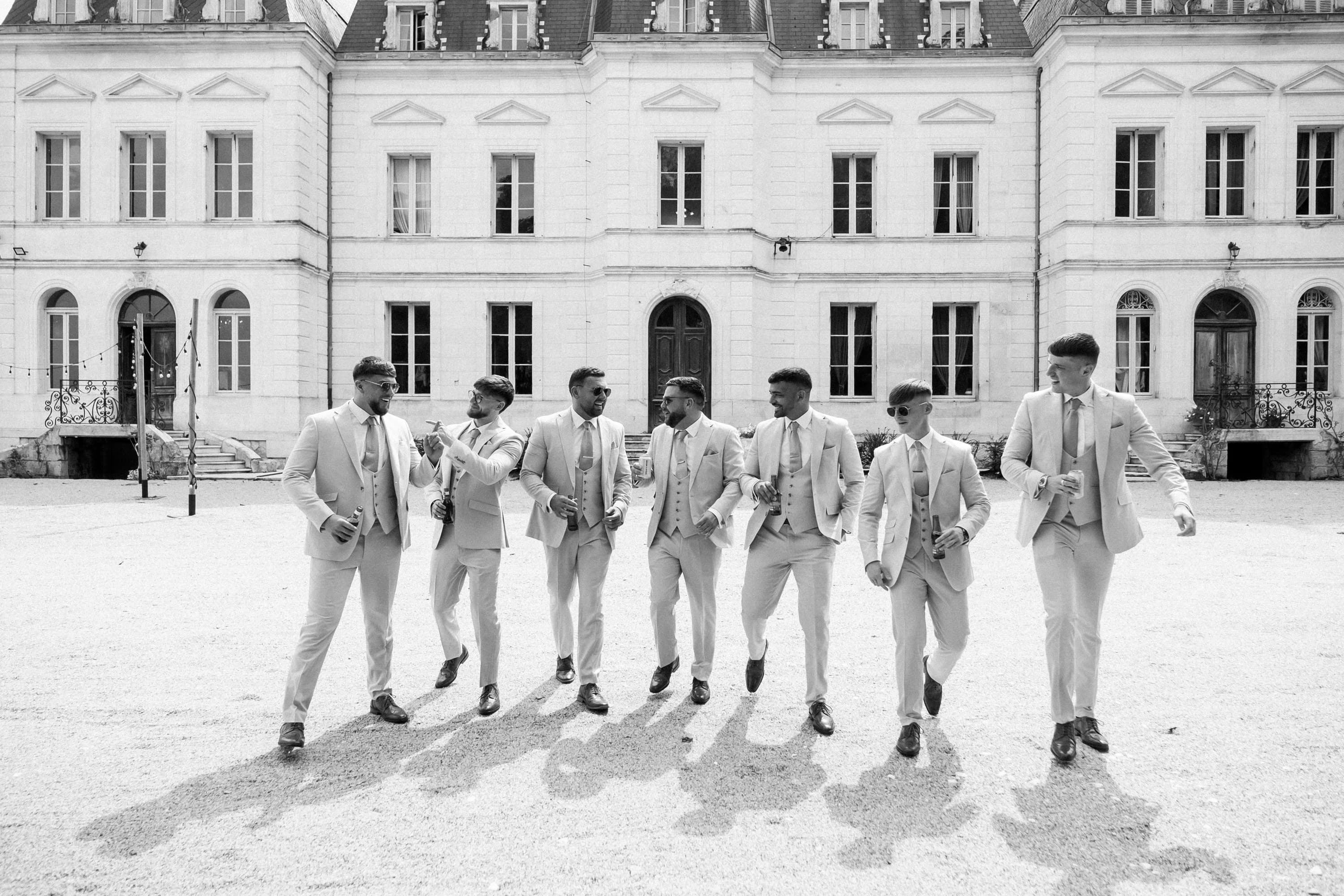 Marié Bradley marche élégante de ses garçons d'honneur au château fengari