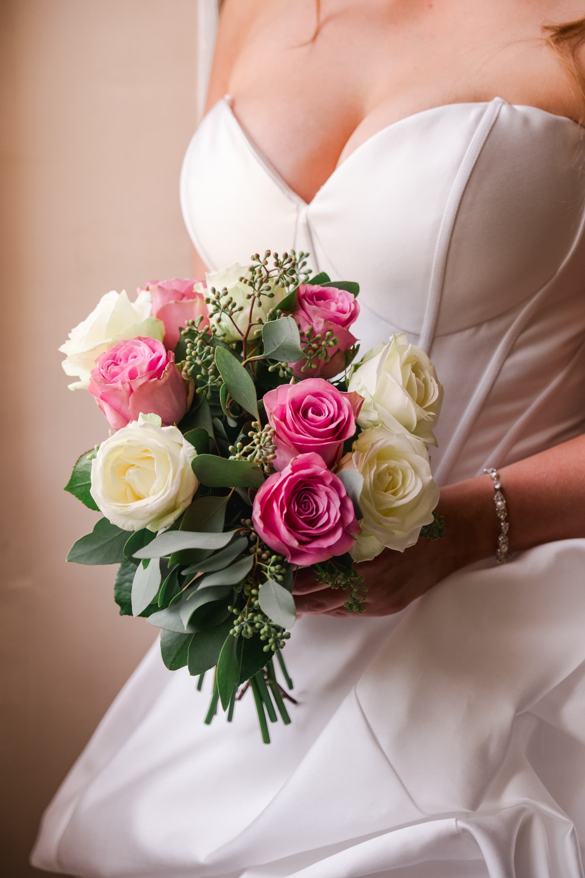 Mariée Chloé détail du bouquet de la marié au château fengari