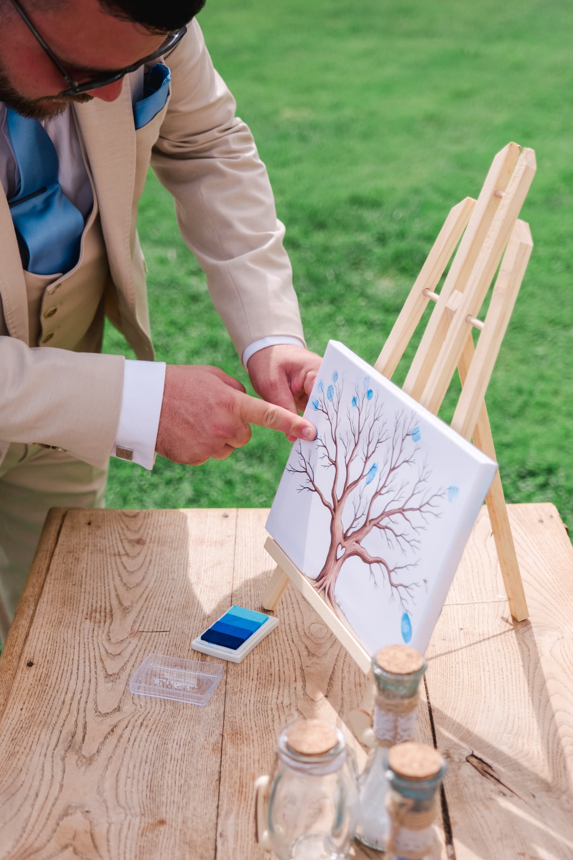 Marié Bradley rituel arbre à empreinte lors de la cérémonie laïque au château fengari