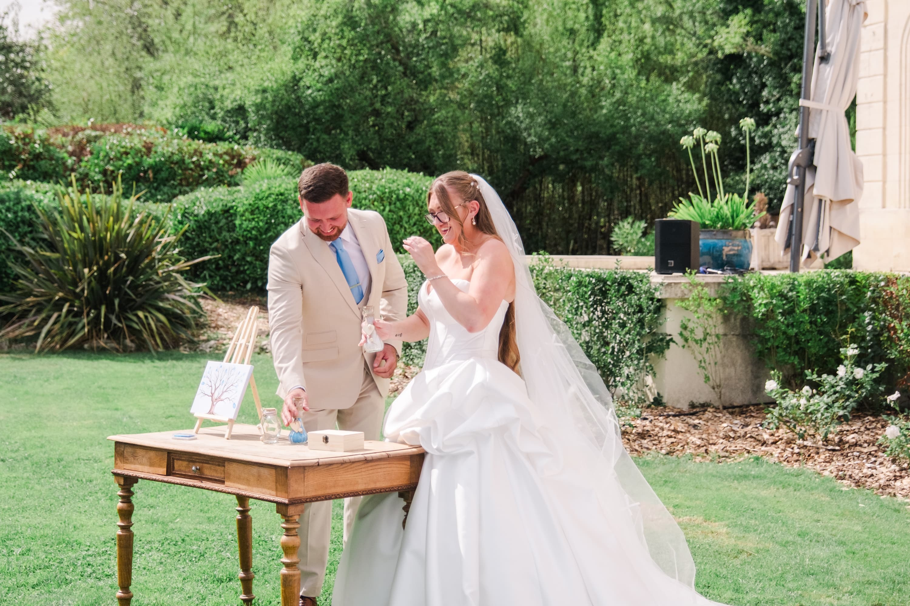 Mariés Chloé et Bradley rituel du sable lors de la cérémonie laïque au Chateau Fengari