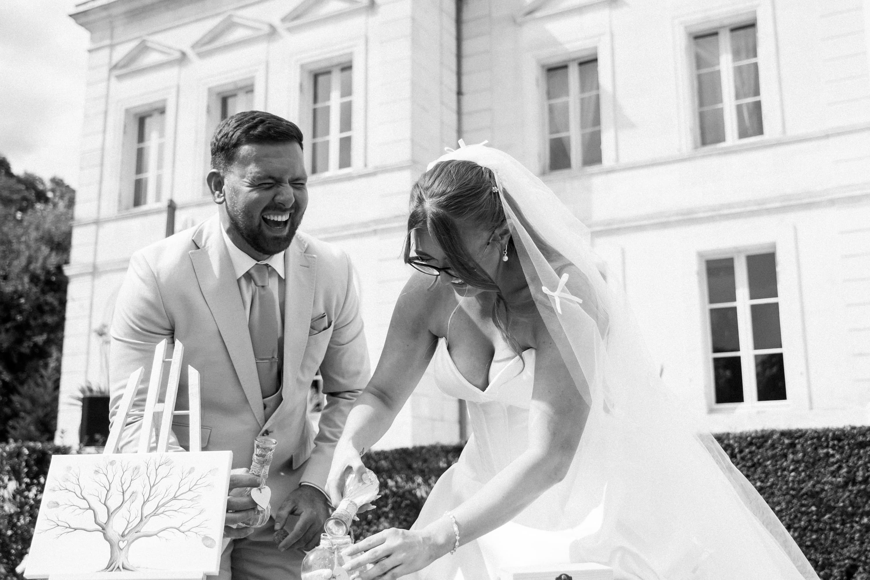 Mariés Chloé et Bradley moment de rires lors de la cérémonie laïque au Chateau Fengari