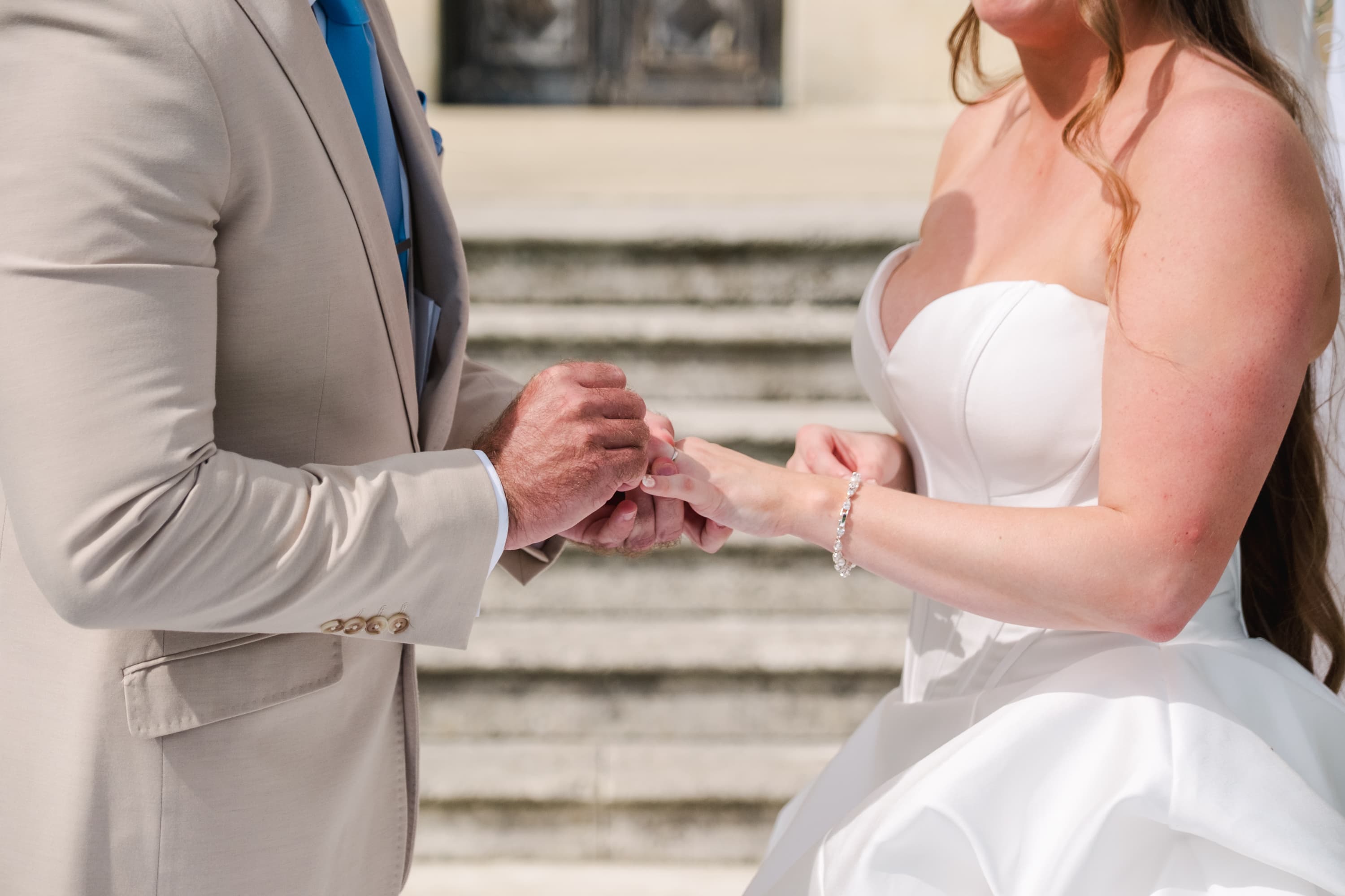 Mariés Chloé et Bradley échangeant leur alliances au Chateau Fengari