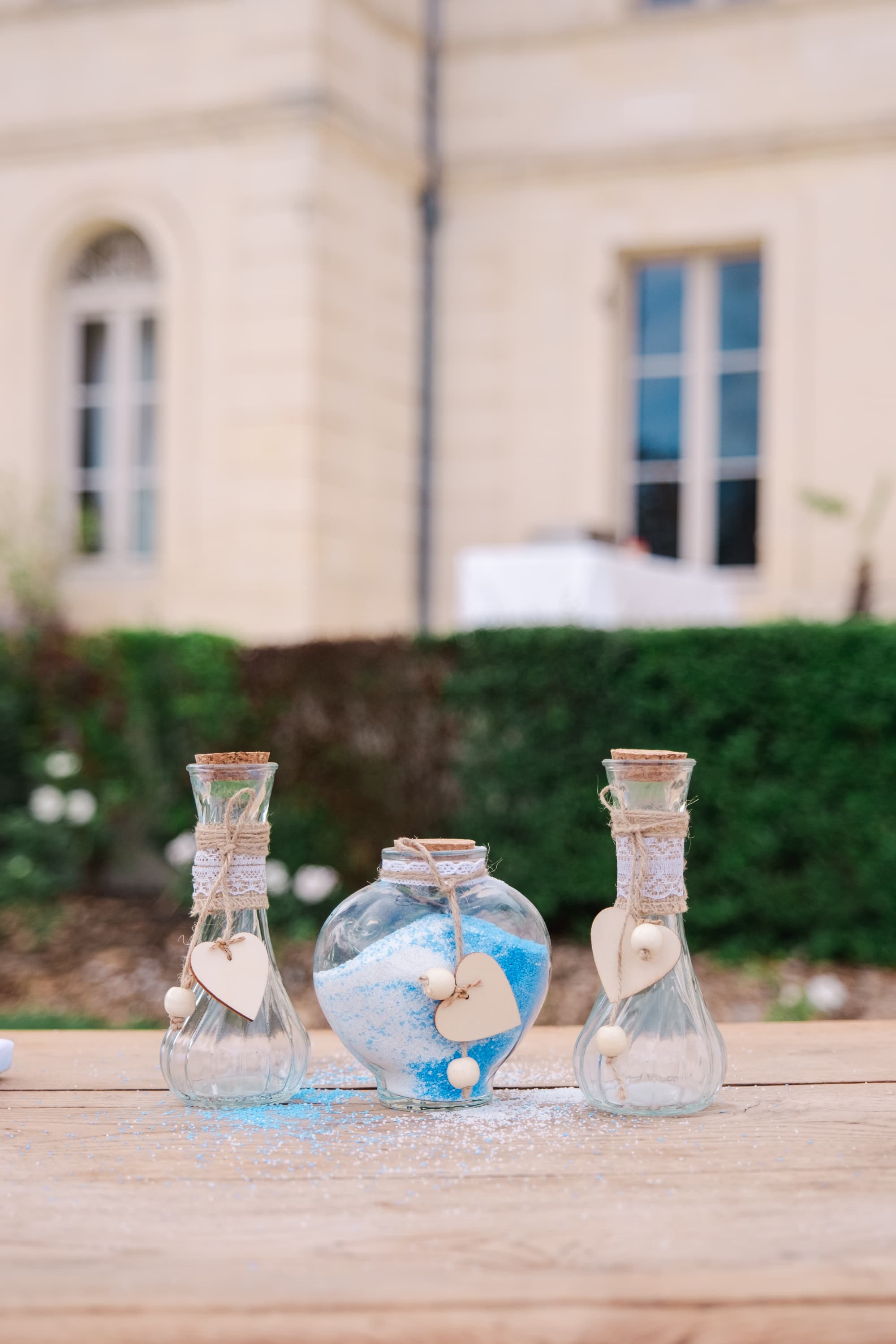 Mariés Chloé et Bradley mélange du sable lors de la cérémonie laïque au Chateau Fengari