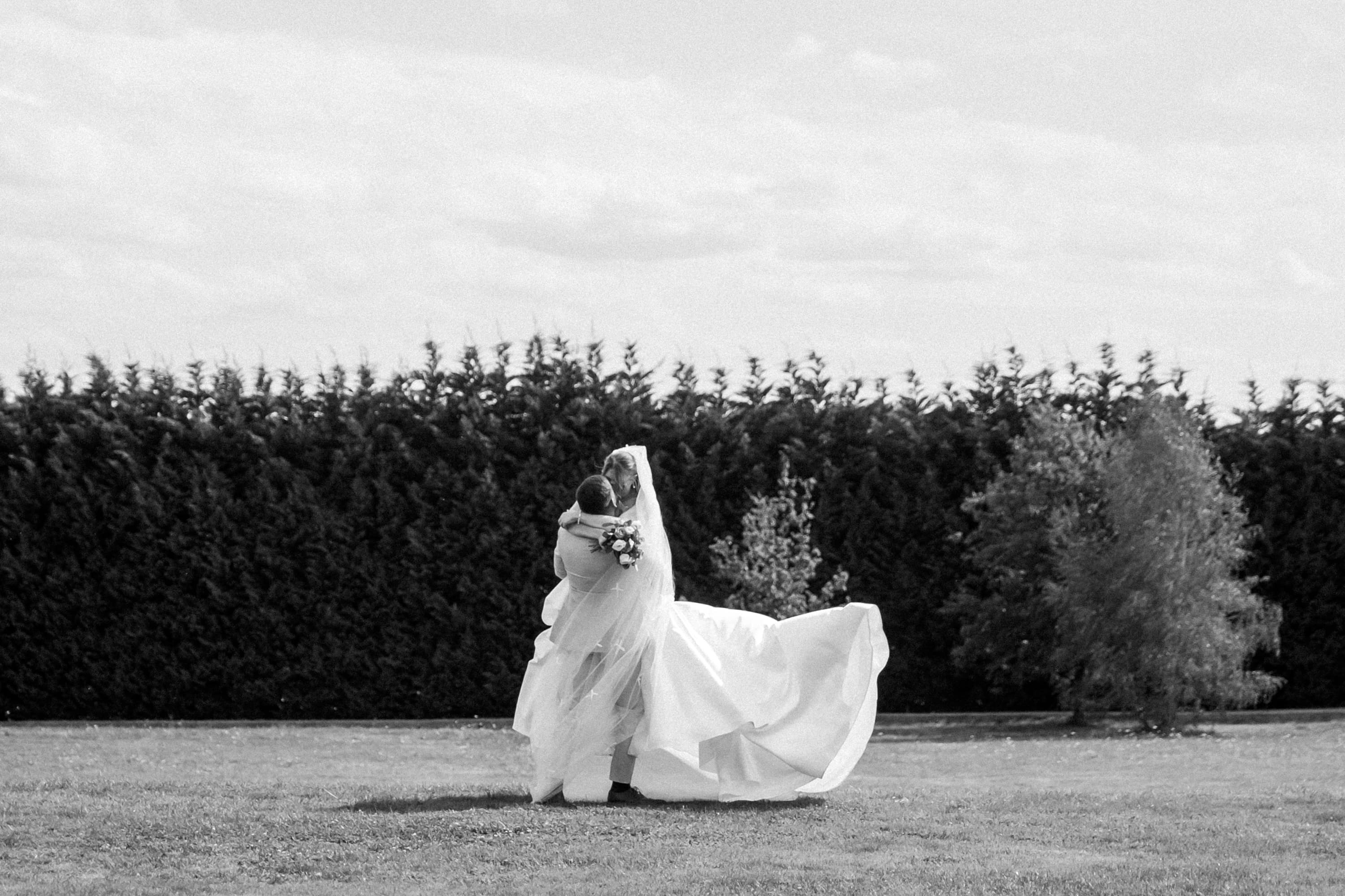 Mariés Chloé et Bradley portrait noir et blanc au Chateau Fengari