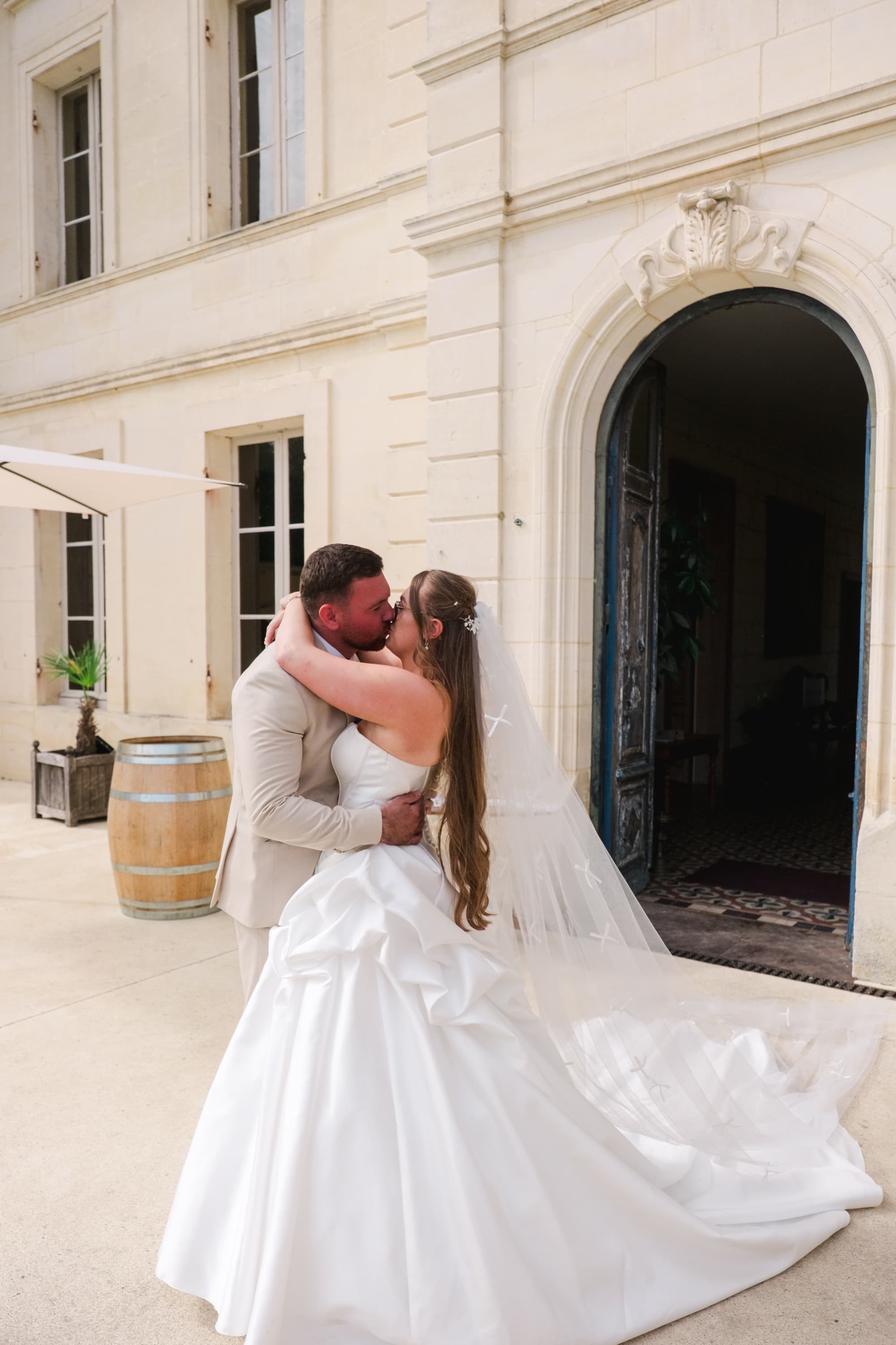 Mariés Chloé et Bradley s'embrassant au Chateau Fengari