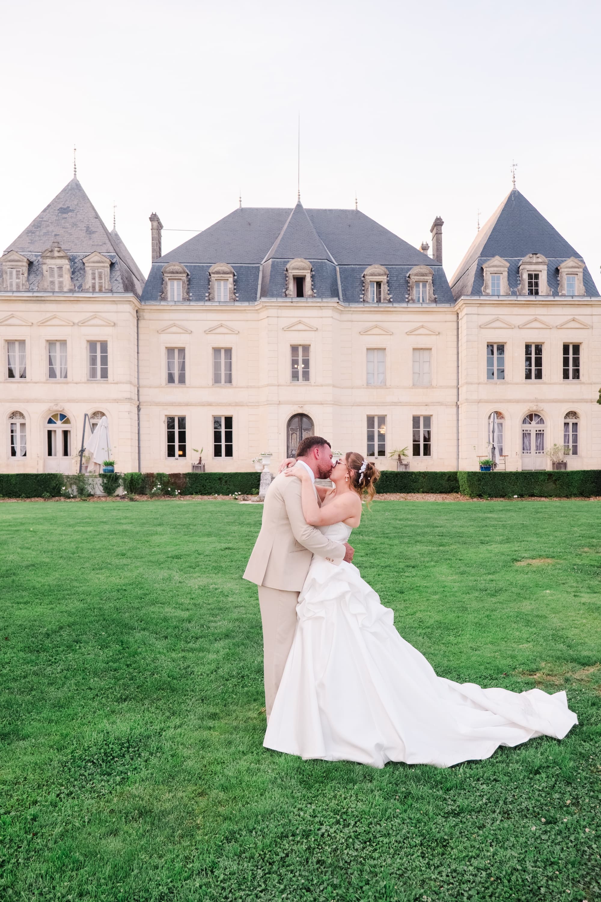 Mariés Chloé et Bradley s'embrassant au Chateau Fengari