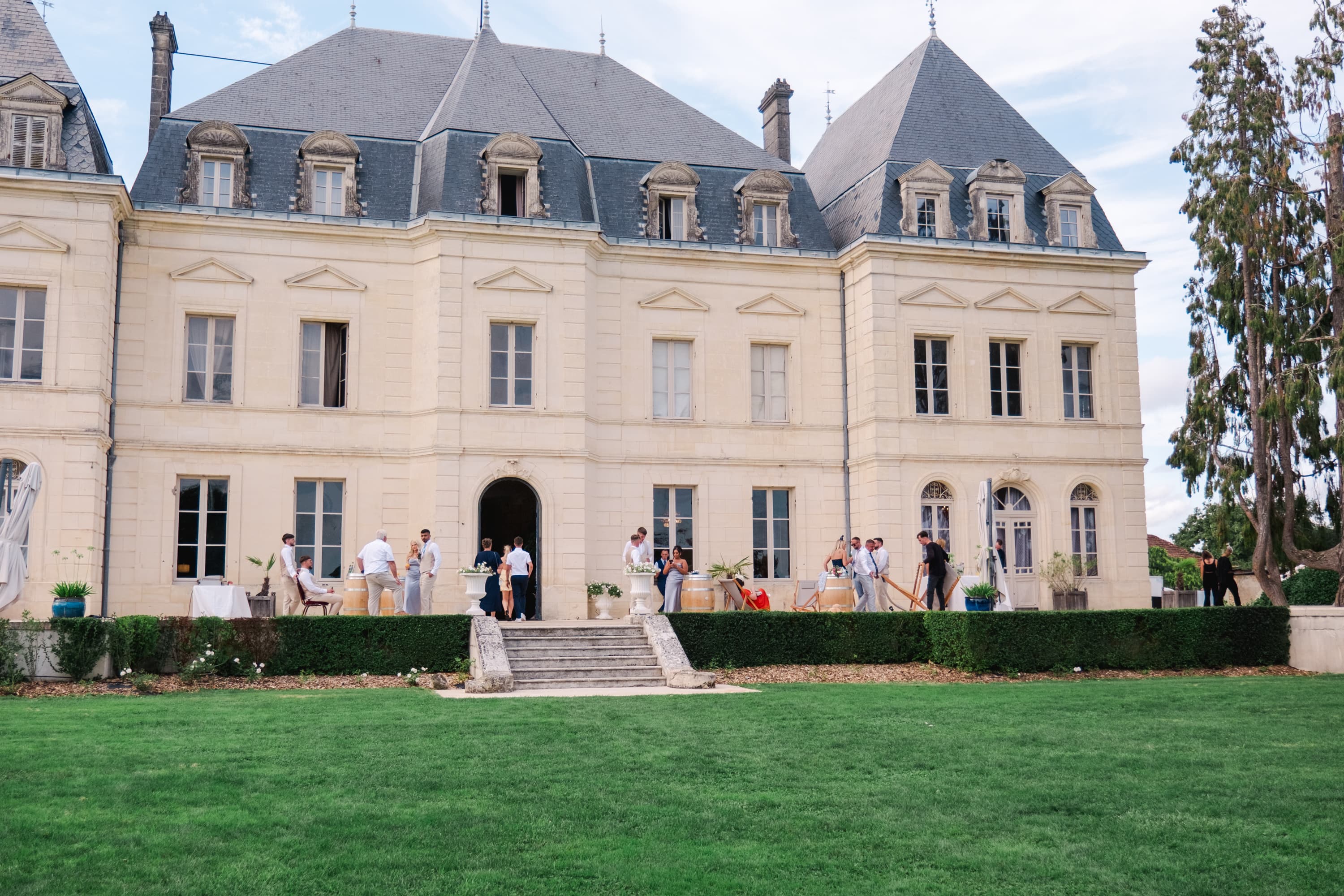 Mariés Chloé et Bradley lors du vin d'honneur au Chateau Fengari