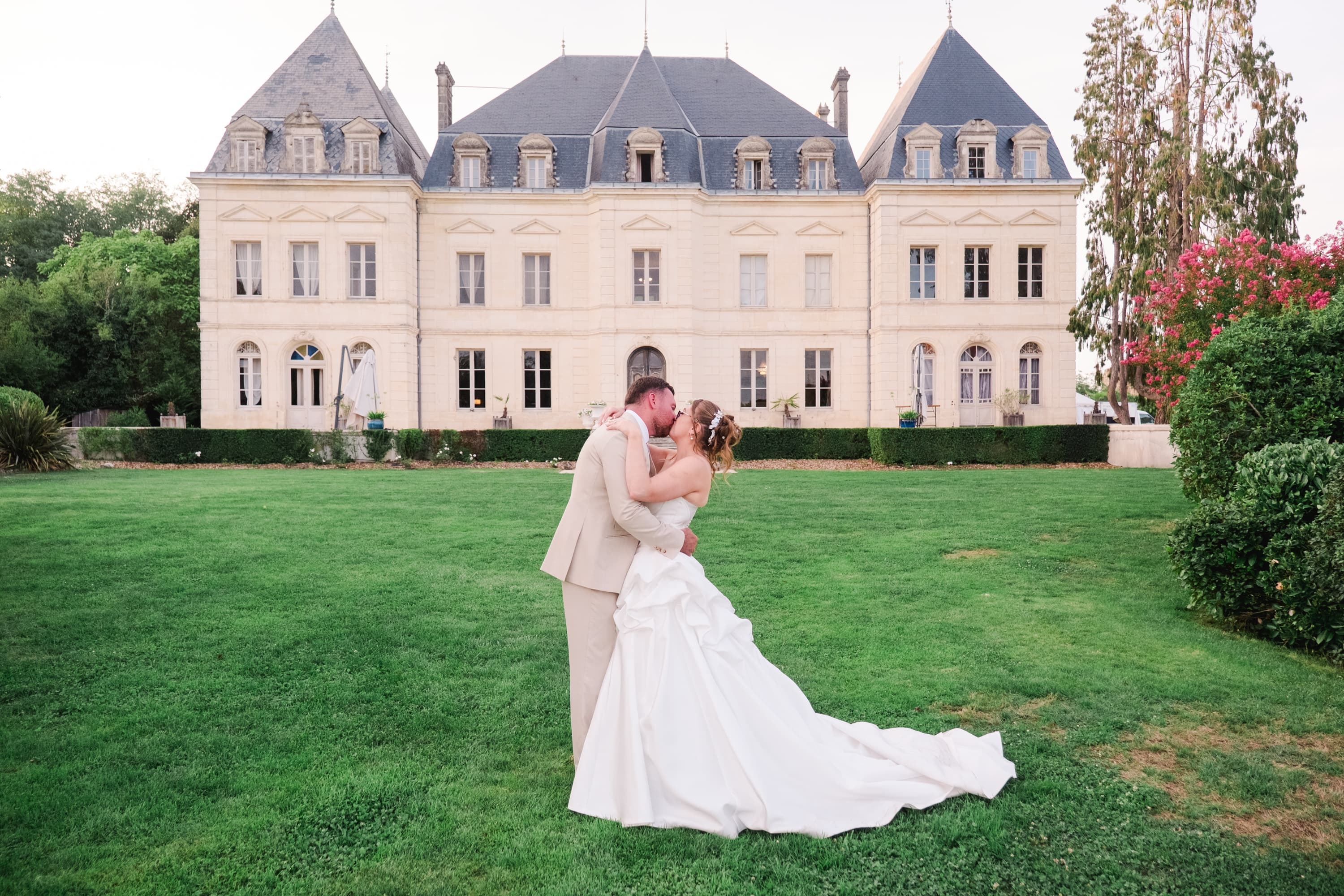 Mariés Chloé et Bradley s'embrassant au chateau fengari