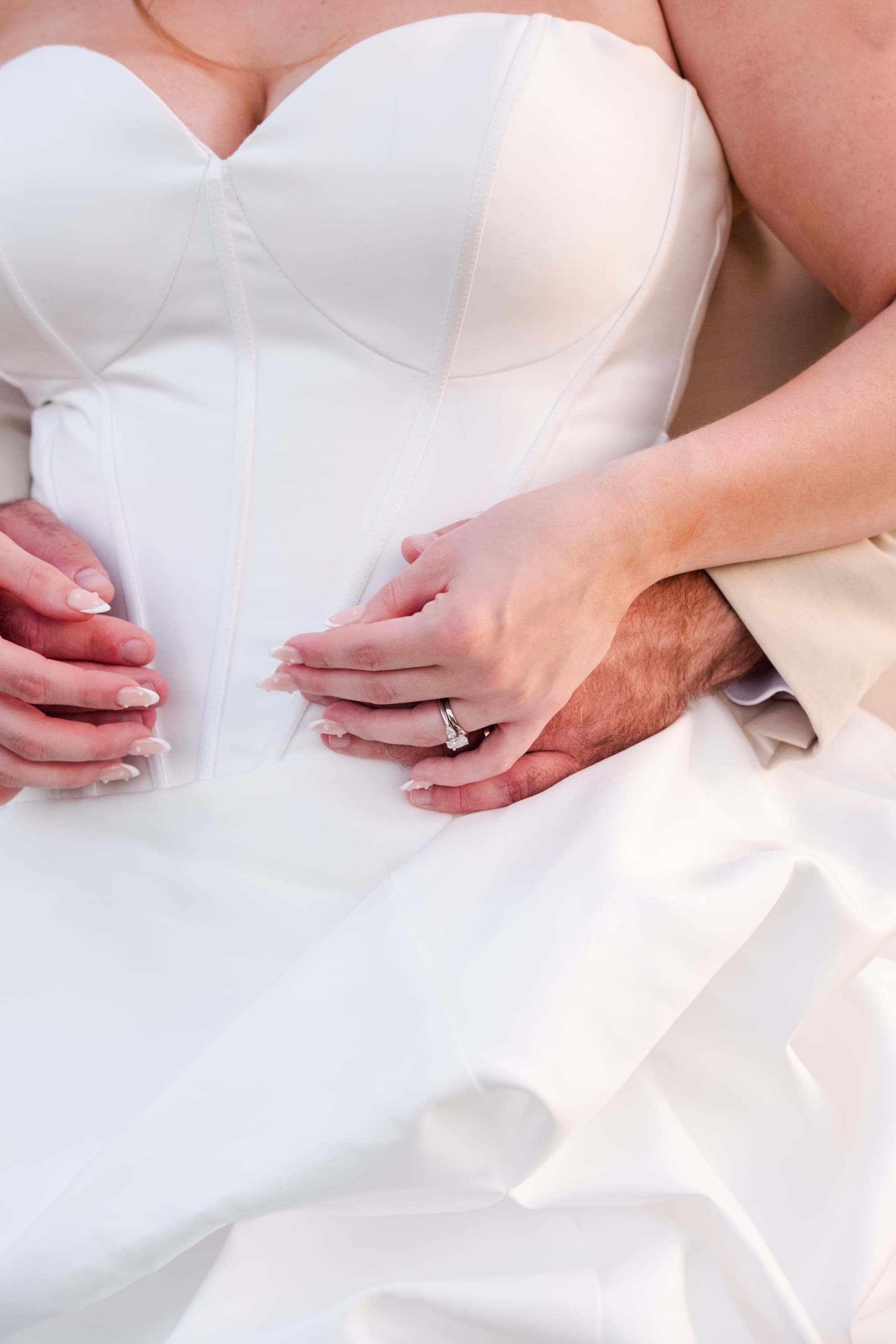 Mariés Chloé et Bradley détail mains et alliances au Chateau Fengari