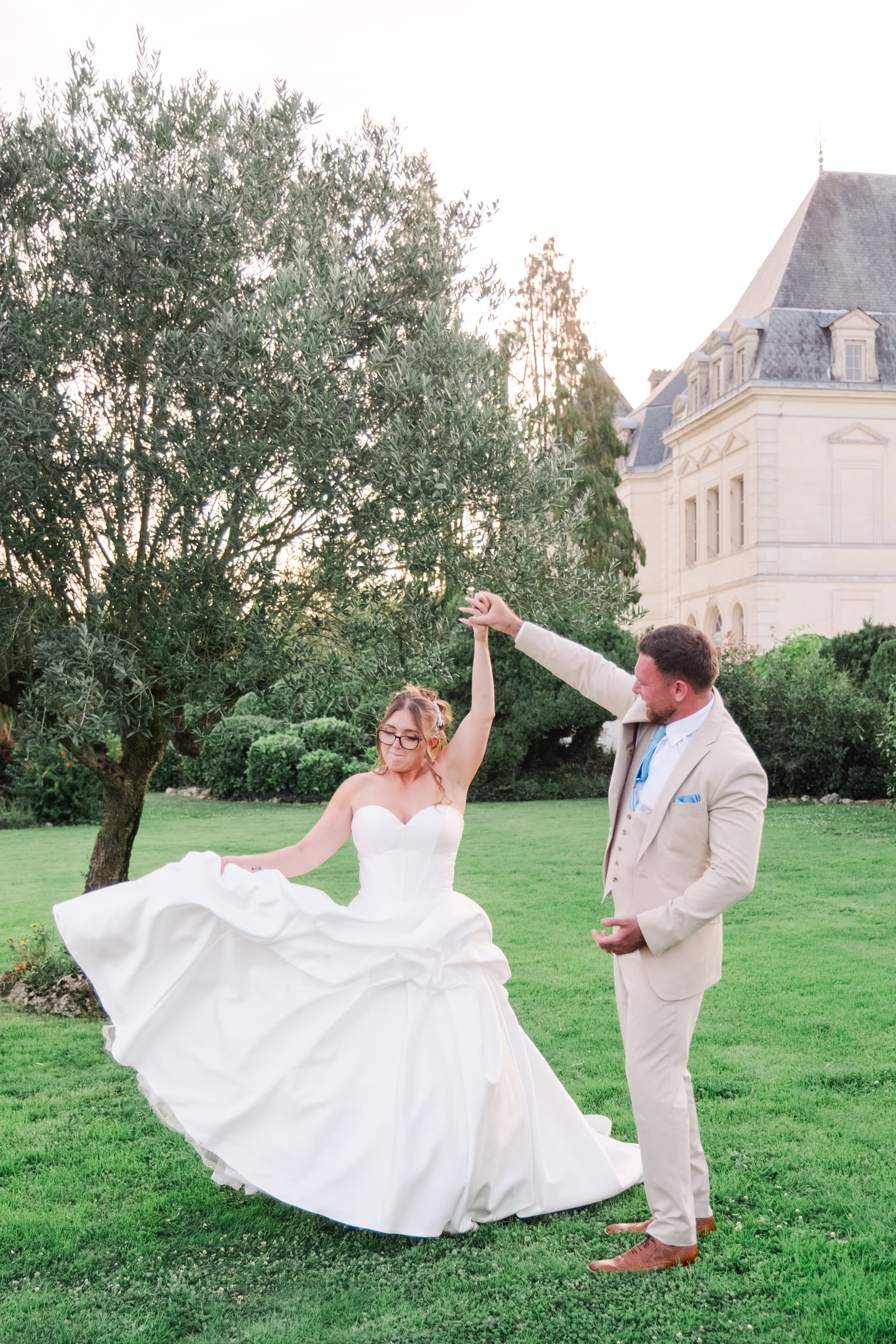 Mariés Chloé et Bradley portrait dans le jardin du château fengari