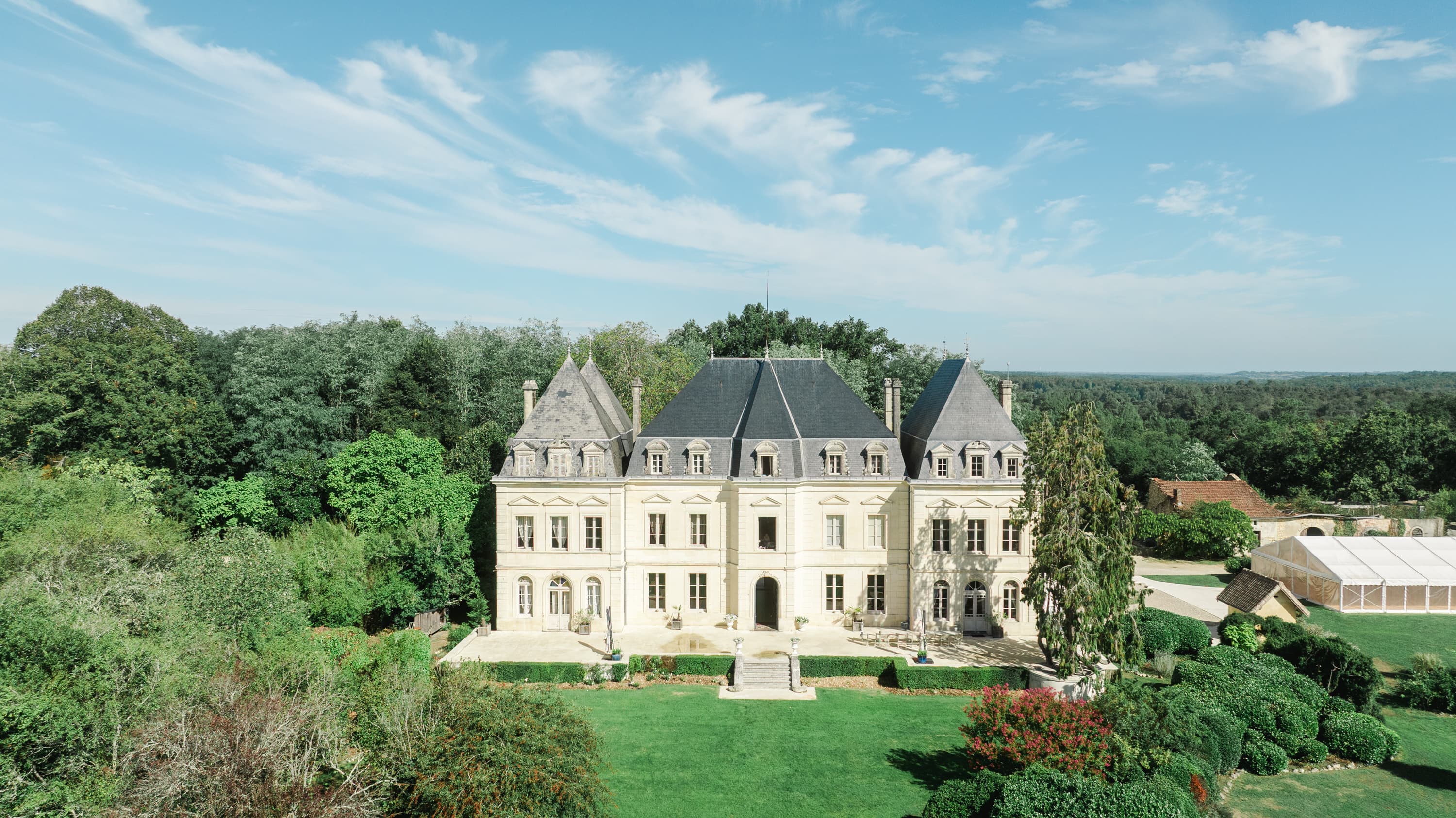 Mariés Chloé et Bradley des les jardin du Chateau Fengari