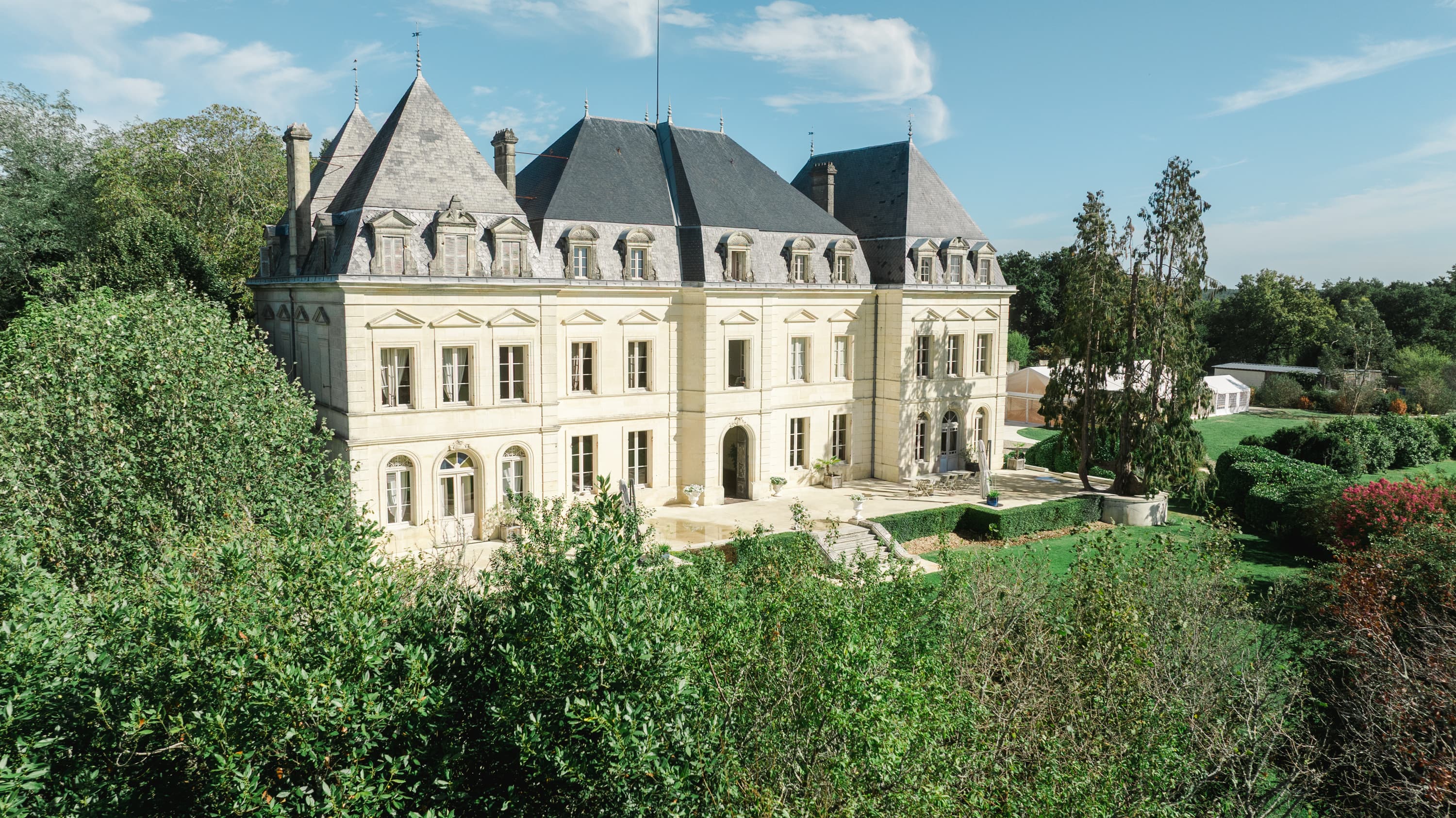 Mariés Chloé et Bradley dans le domaine du Chateau Fengari