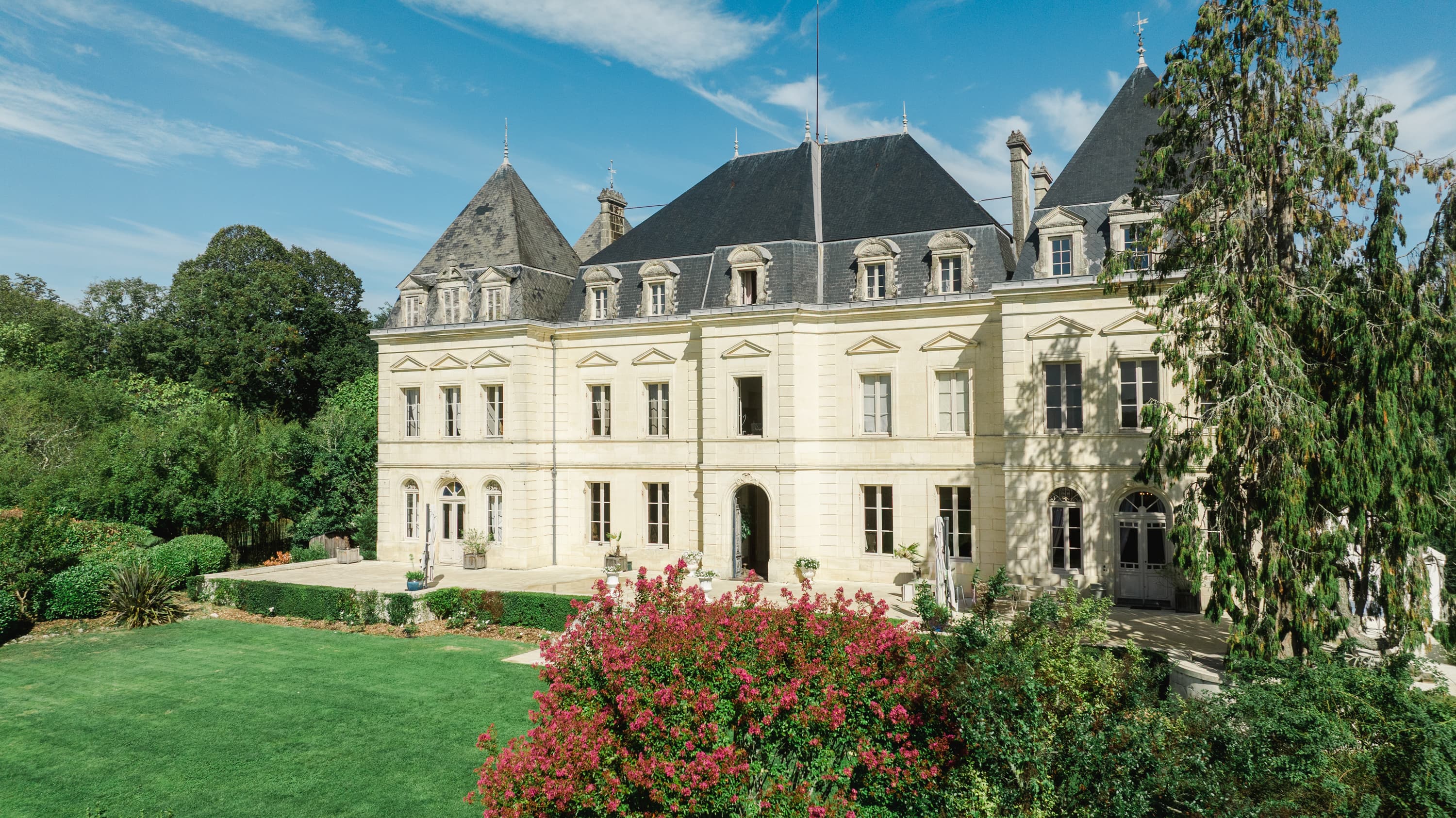 Mariés Chloé et Bradley au Chateau Fengari entouré de verdure