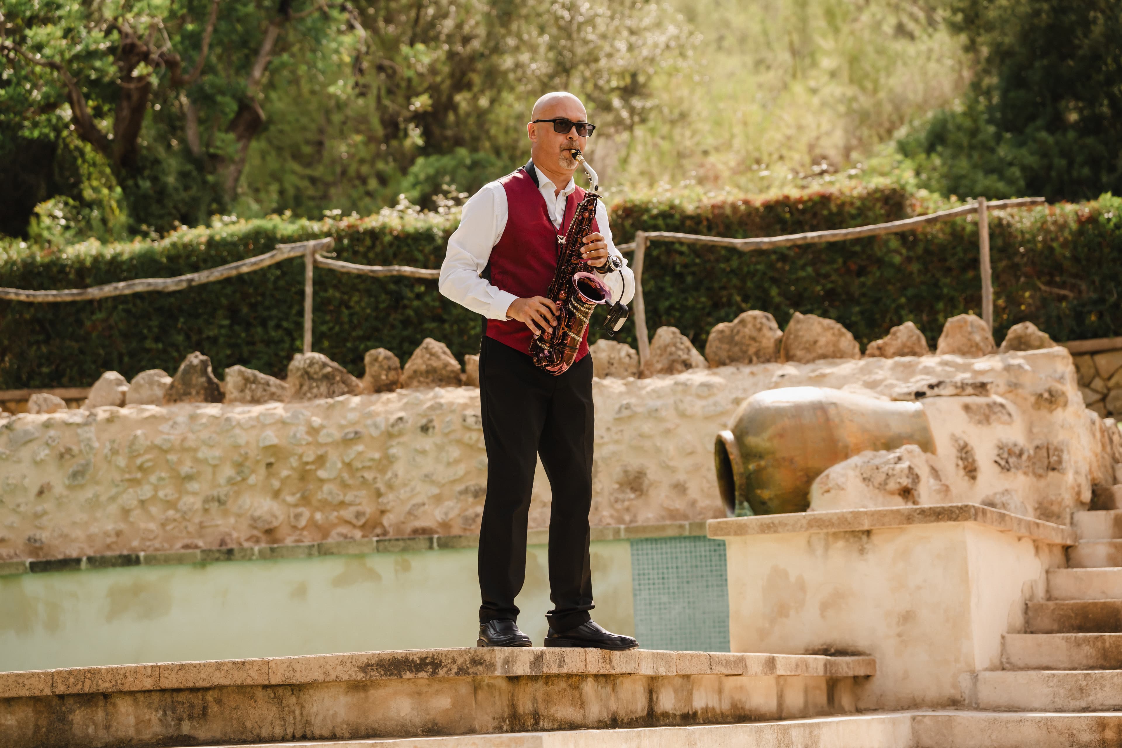 mariés cristina et bruno saxophoniste jouant lors du cocktail à palma de majorque