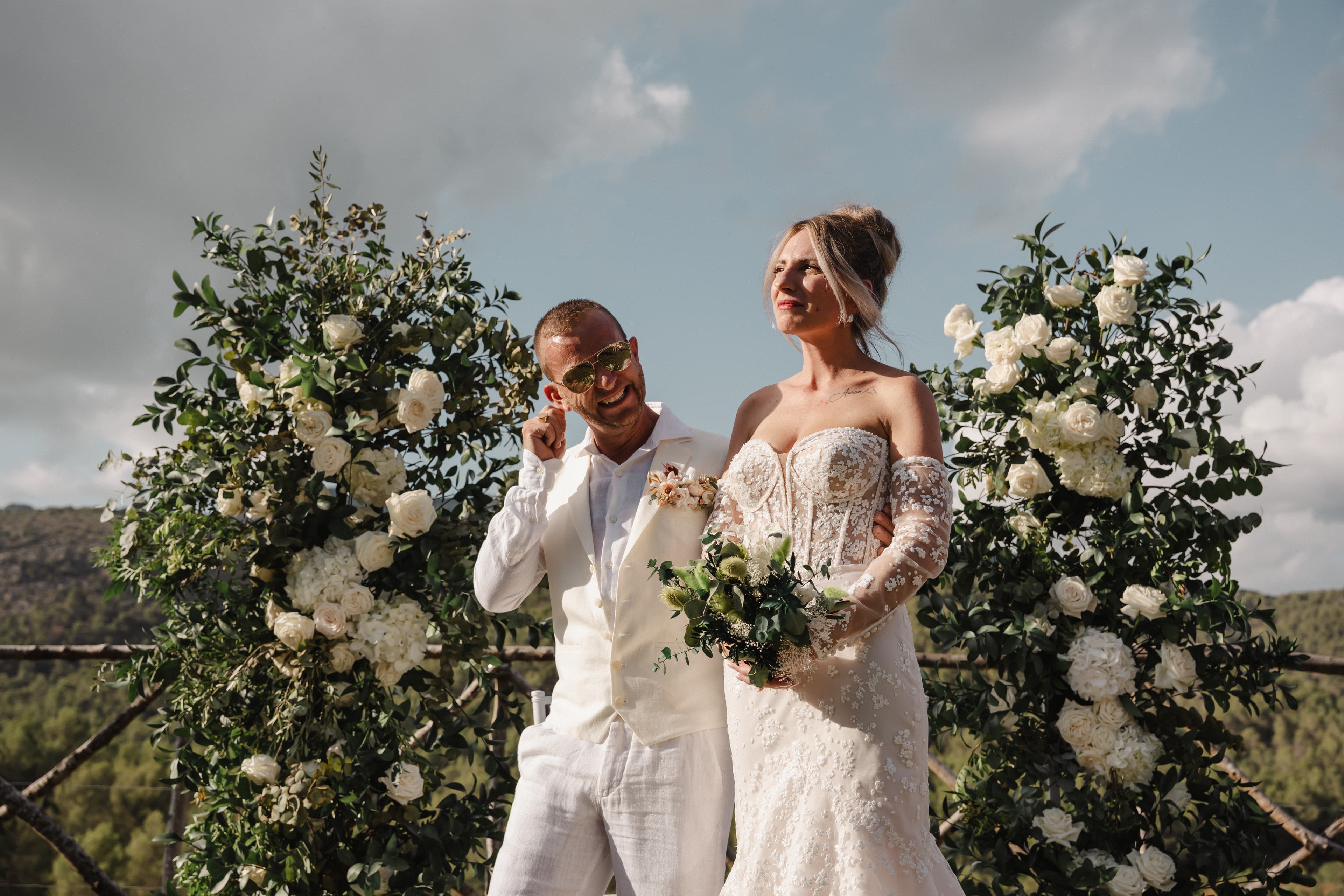 mariés cristina et bruno portrait devant l'arche fleurie de la céremonie laïque à palma de majorque