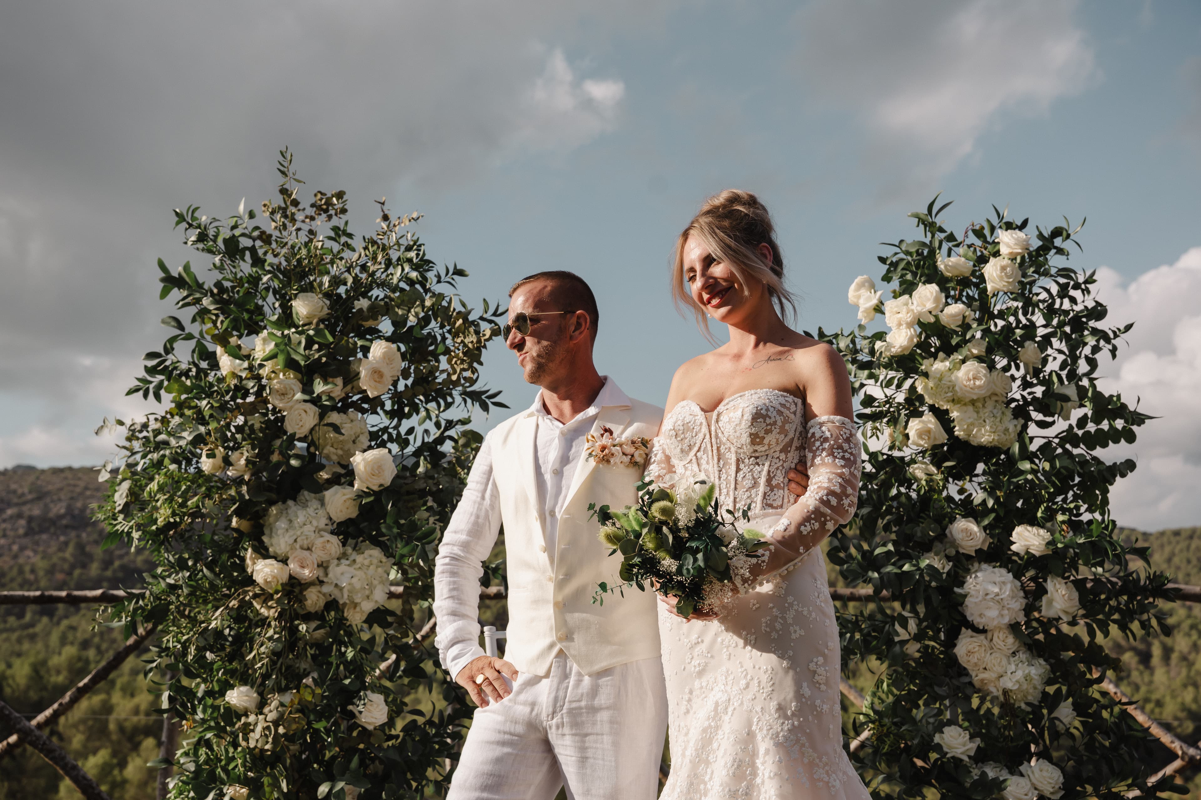 mariés cristina et bruno portrait devant l'arche fleurie de la céremonie laïque à palma de majorque