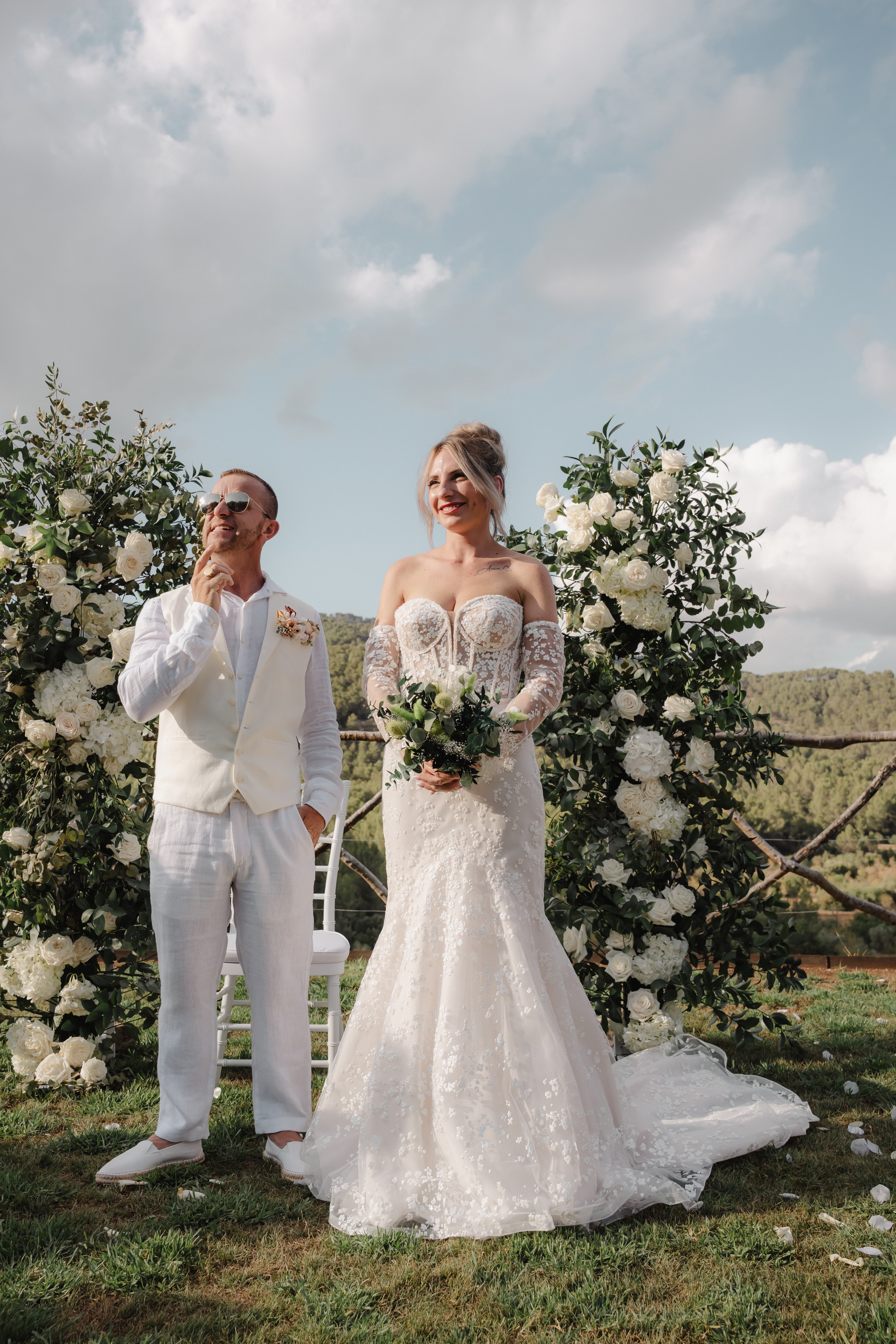 mariés cristina et bruno portrait devant l'arche fleurie de la céremonie laïque à palma de majorque