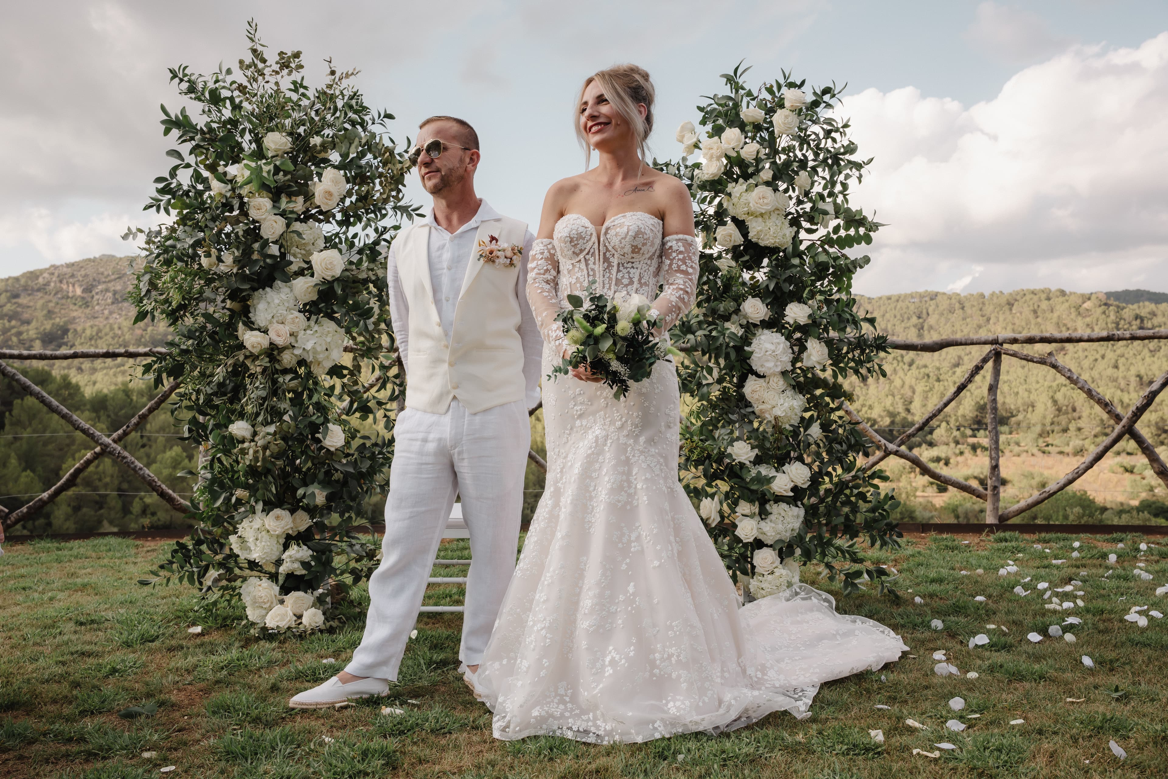 mariés cristina et bruno portrait devant l'arche fleurie de la céremonie laïque à palma de majorque