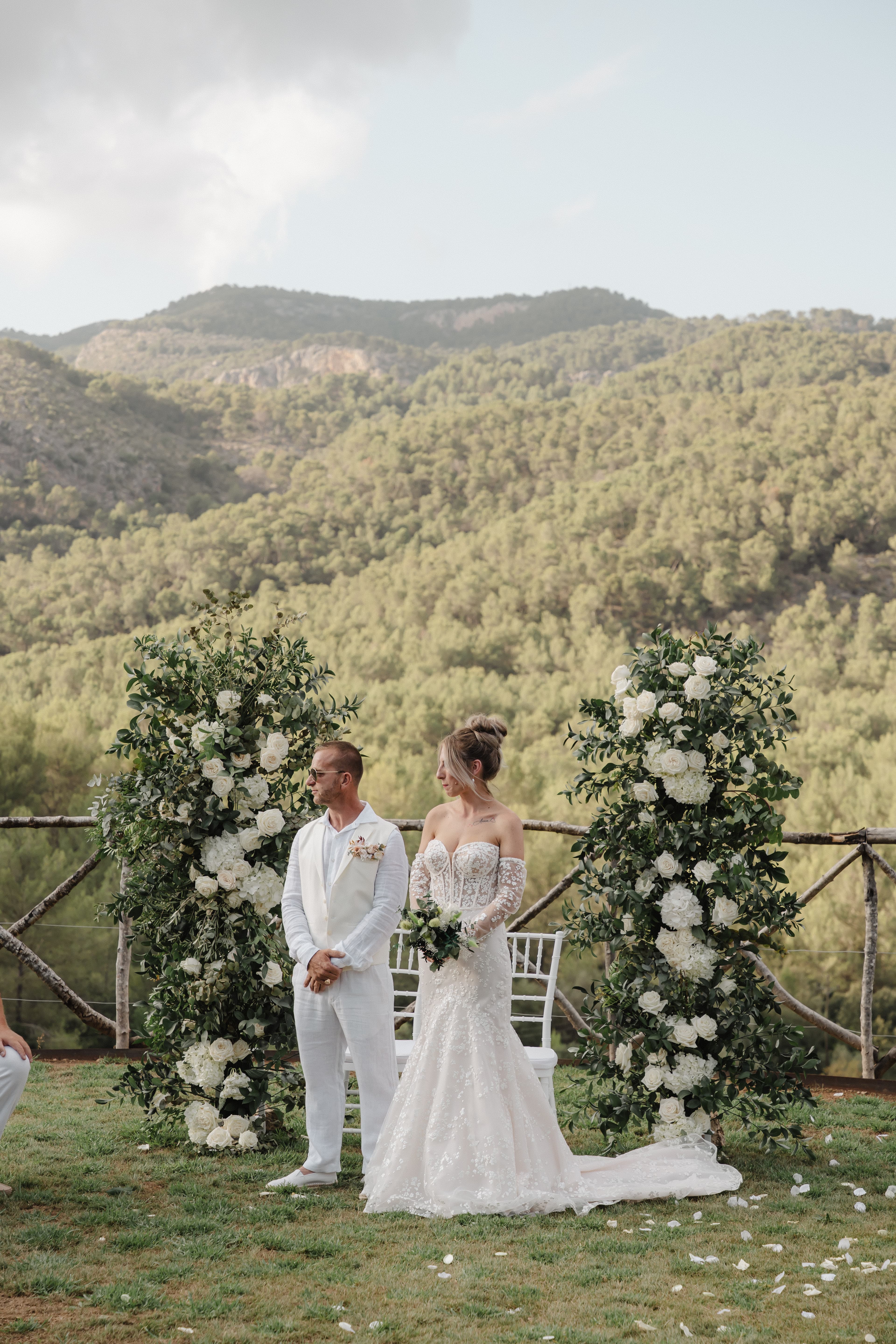 mariés cristina et bruno portrait devant l'arche fleurie de la céremonie laïque à palma de majorque