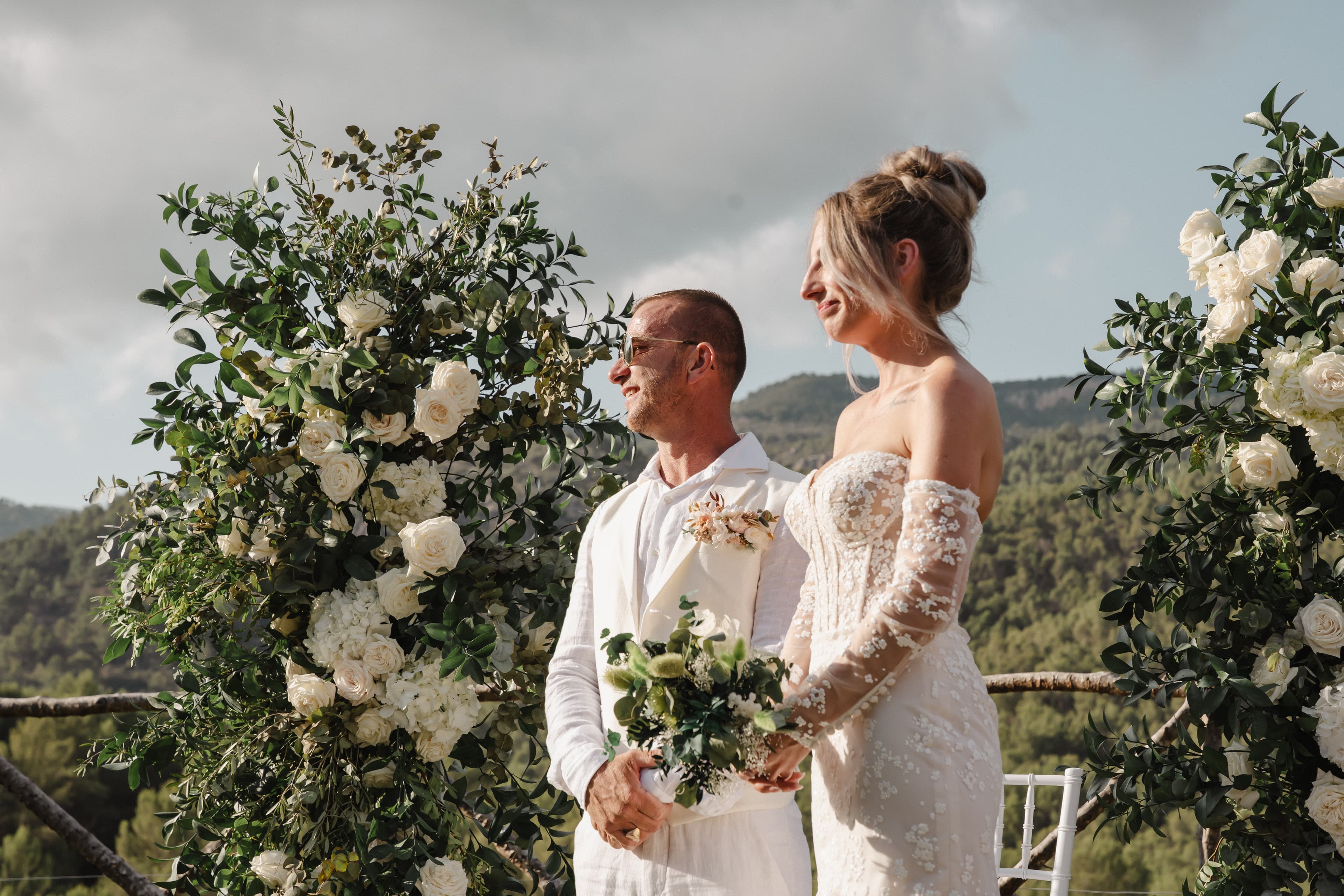 mariés cristina et bruno portrait devant l'arche fleurie de la céremonie laïque à palma de majorque