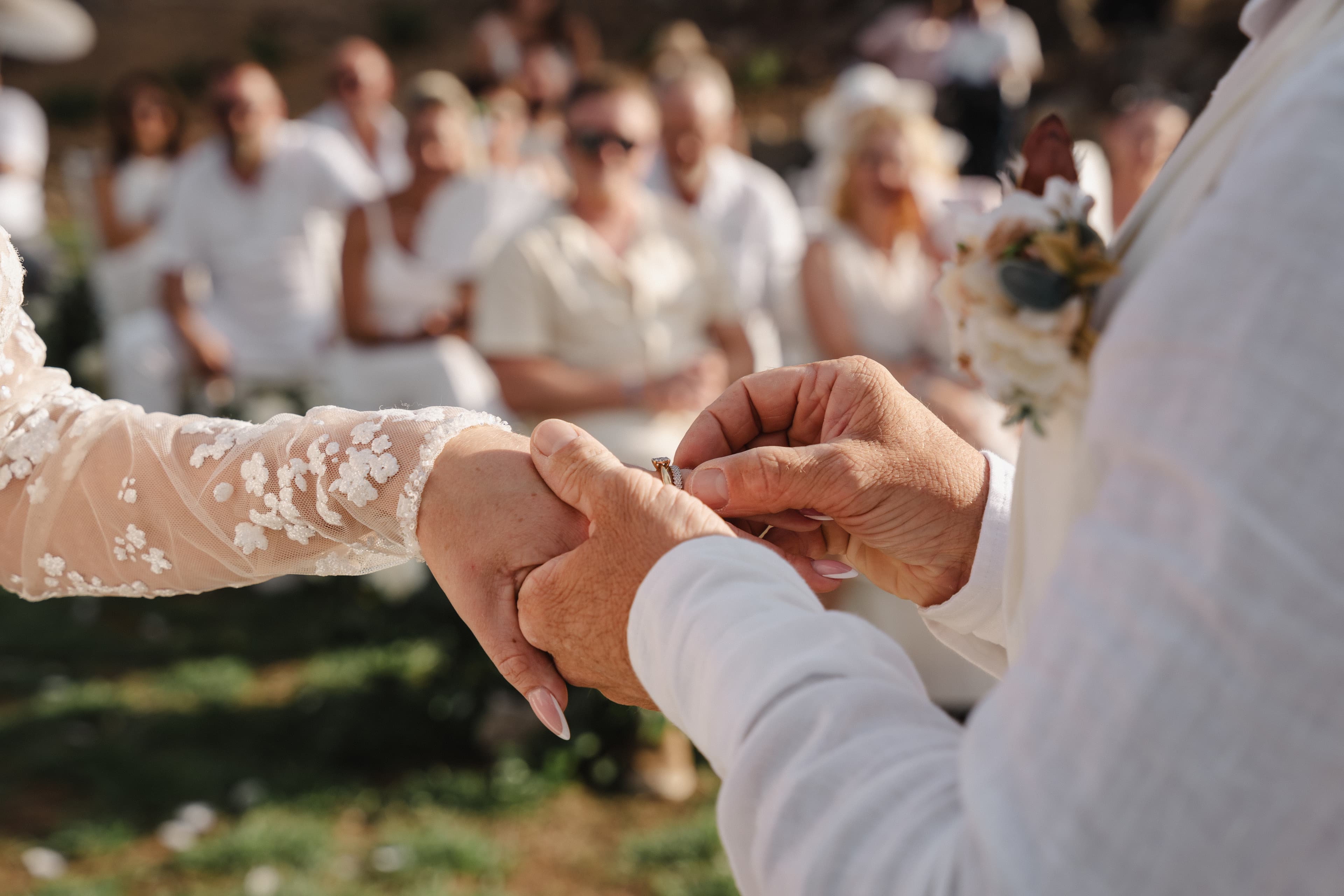 mariés cristina et bruno s'echangeant les alliances lors de la cérémonique laïque à palma de majorque