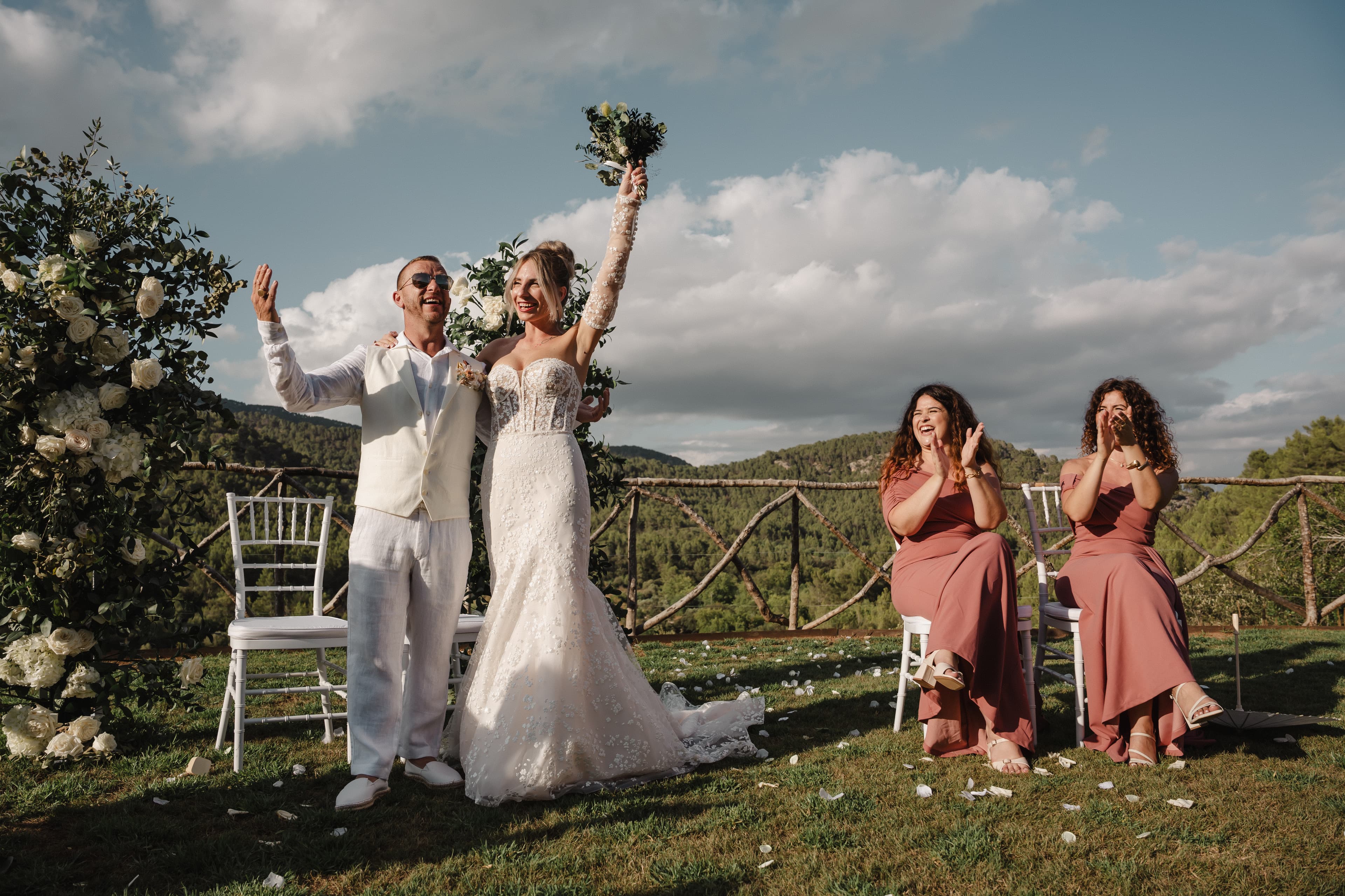 mariés cristina et bruno celebrent la fin de la cérémonique laïque à palma de majorque