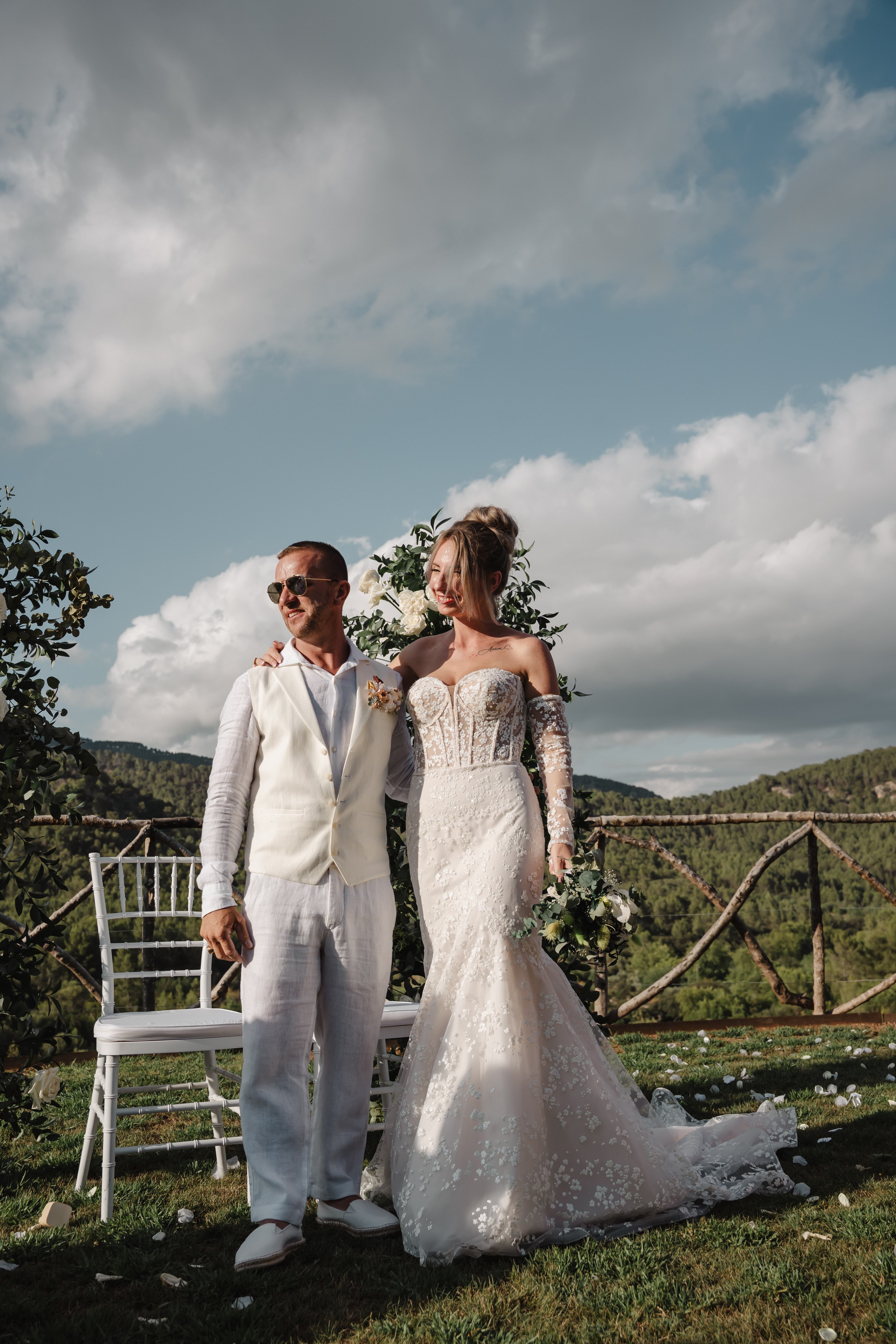 mariés cristina et bruno portrait devant l'arche fleurie de la céremonie laïque à palma de majorque