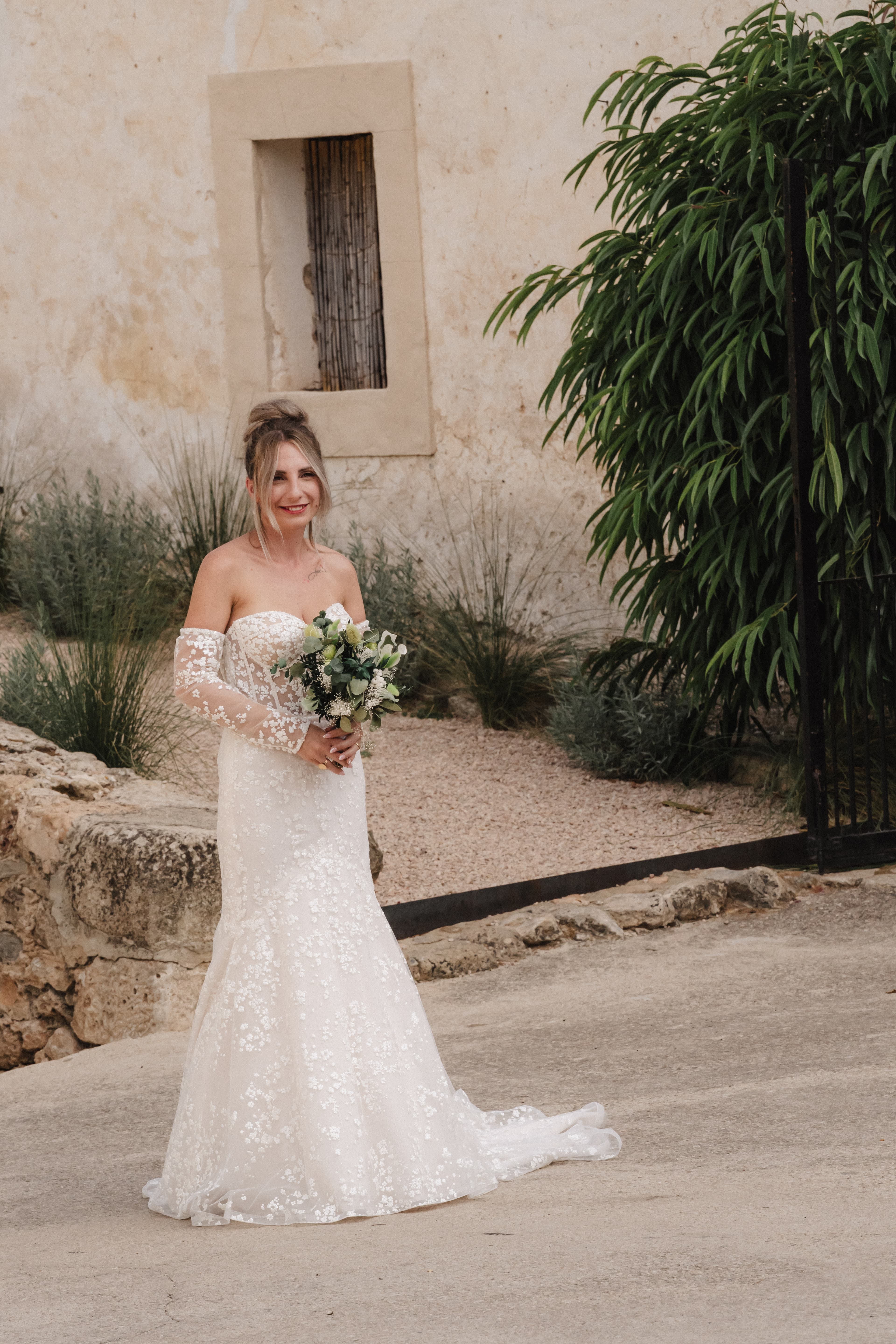 mariée cristina portrait en robe de mariée avec son superbe bouquet de fleurs à palma de majorque