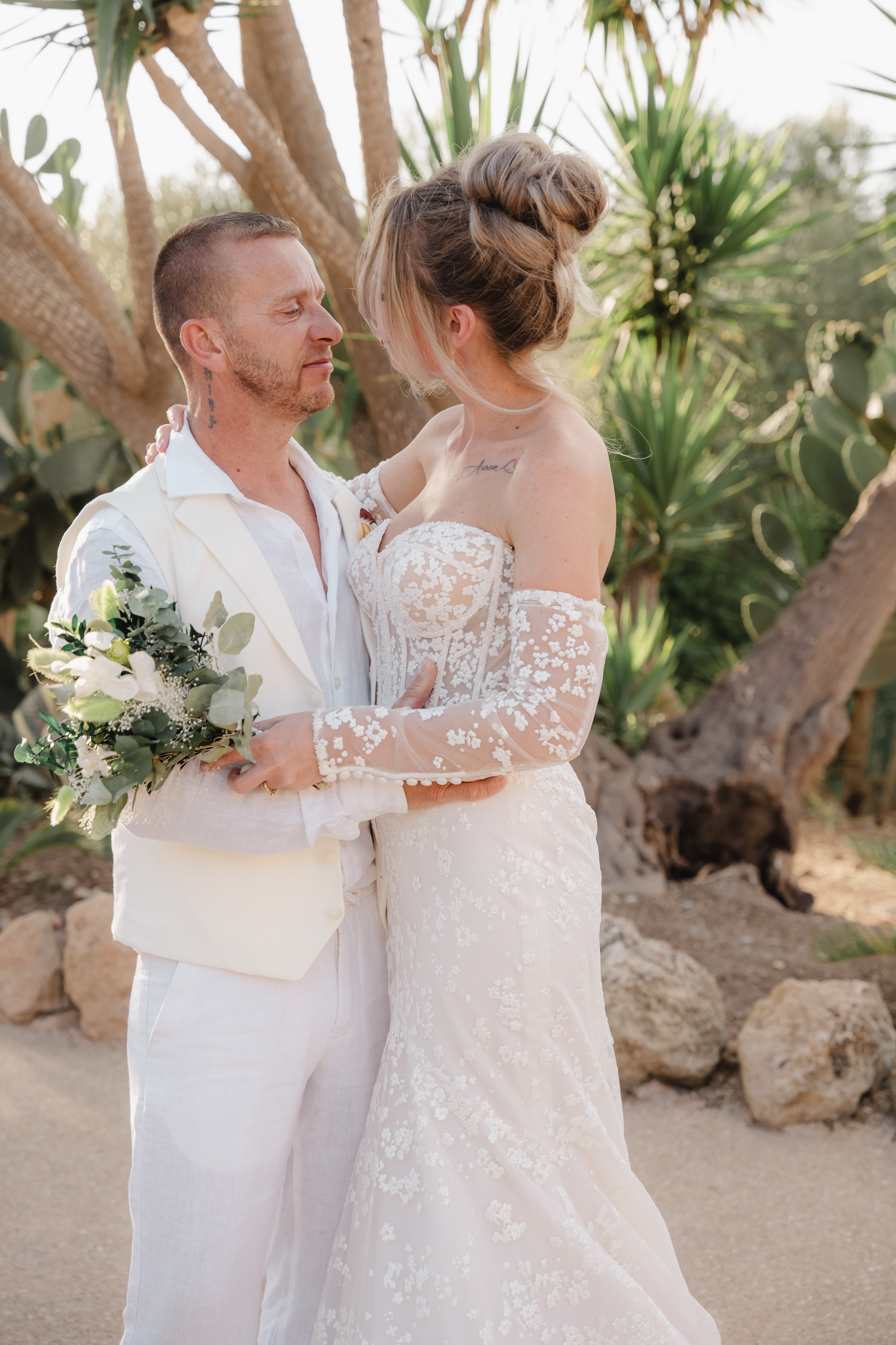 mariés cristina et bruno se regardant dans les yeux dans les jardins du domaine à palma de majorque