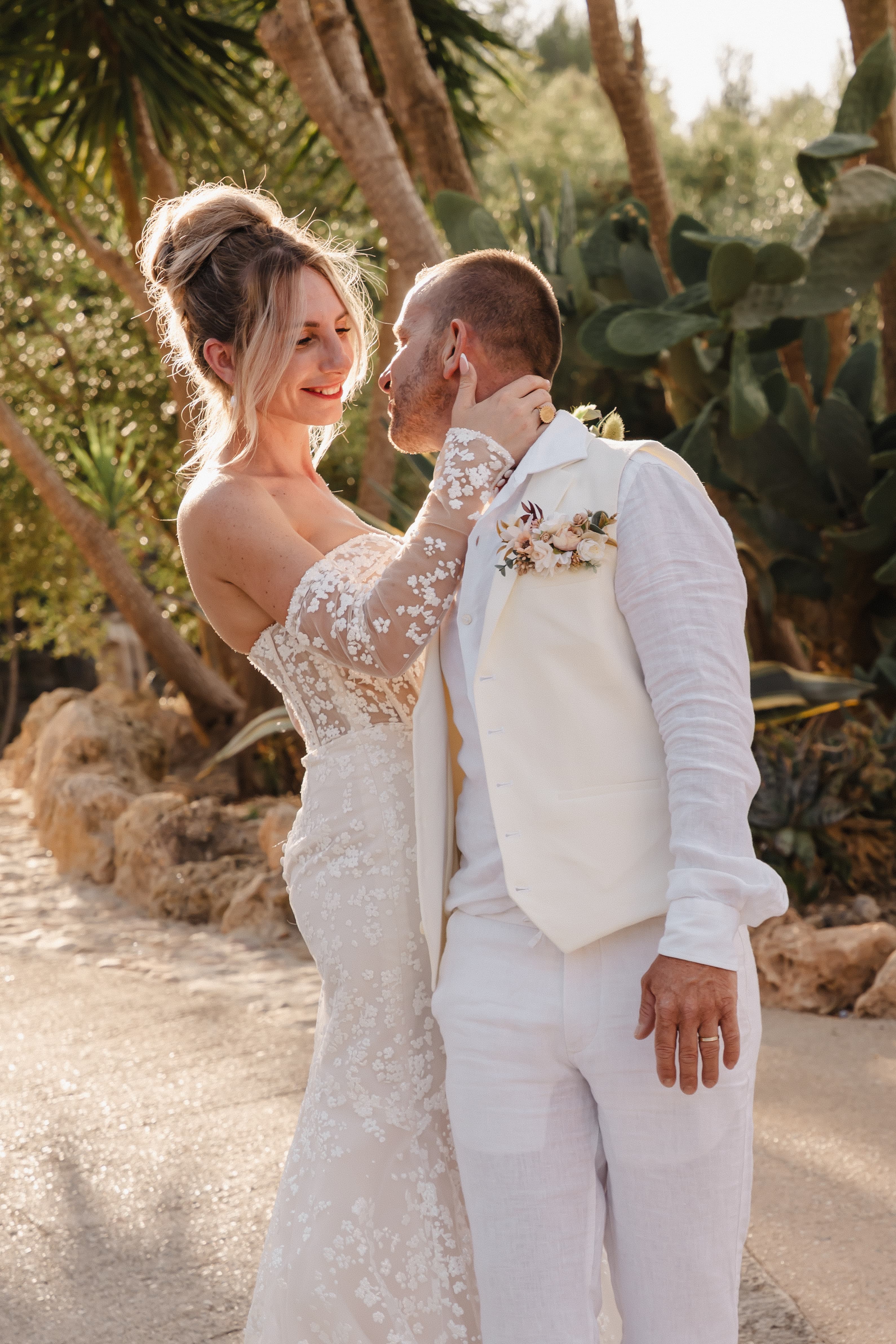 mariés cristina et bruno se regardant dans les yeux dans les jardins du domaine à palma de majorque