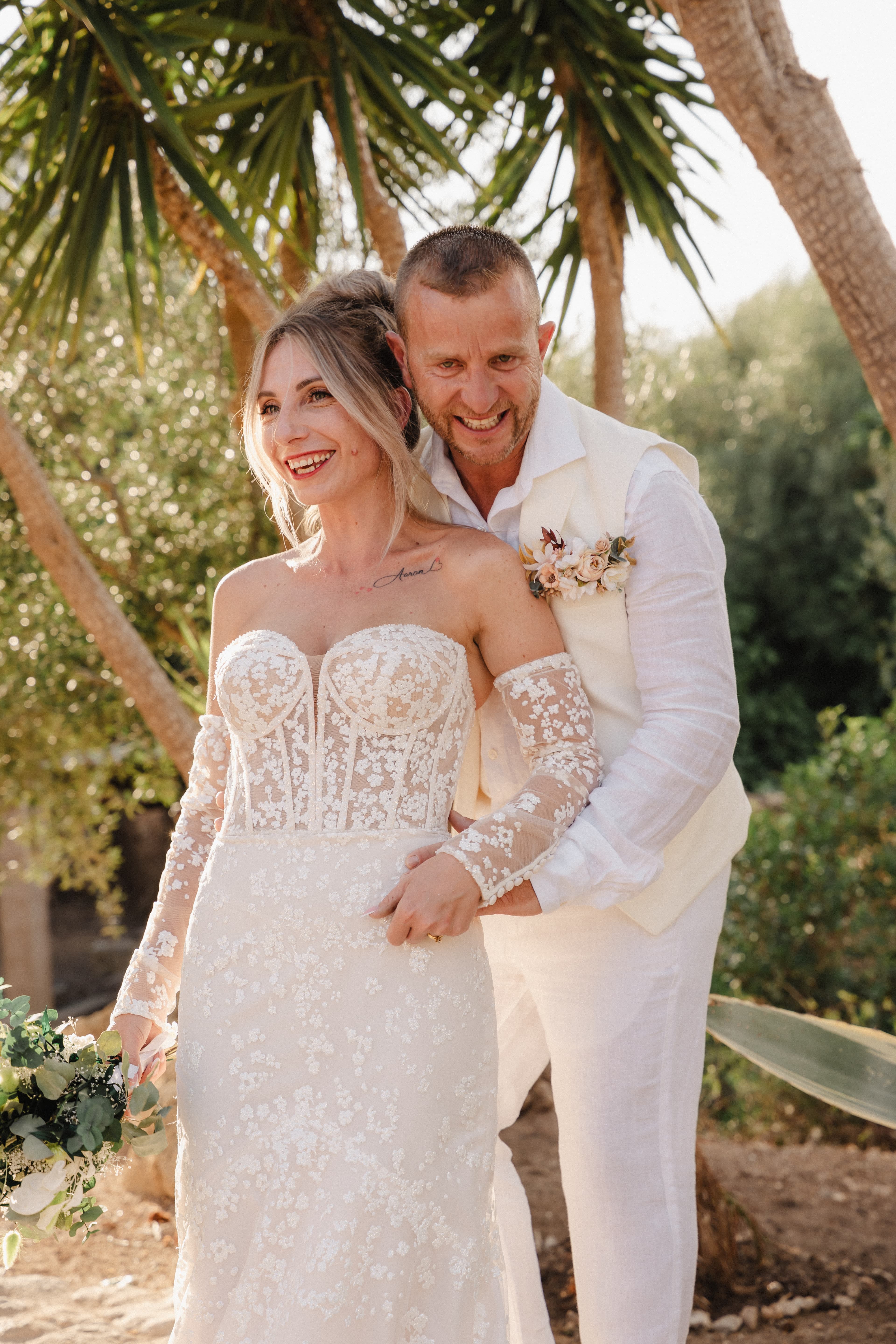 mariés cristina et bruno moment de complicité dans les jardins du domaine à palma de majorque